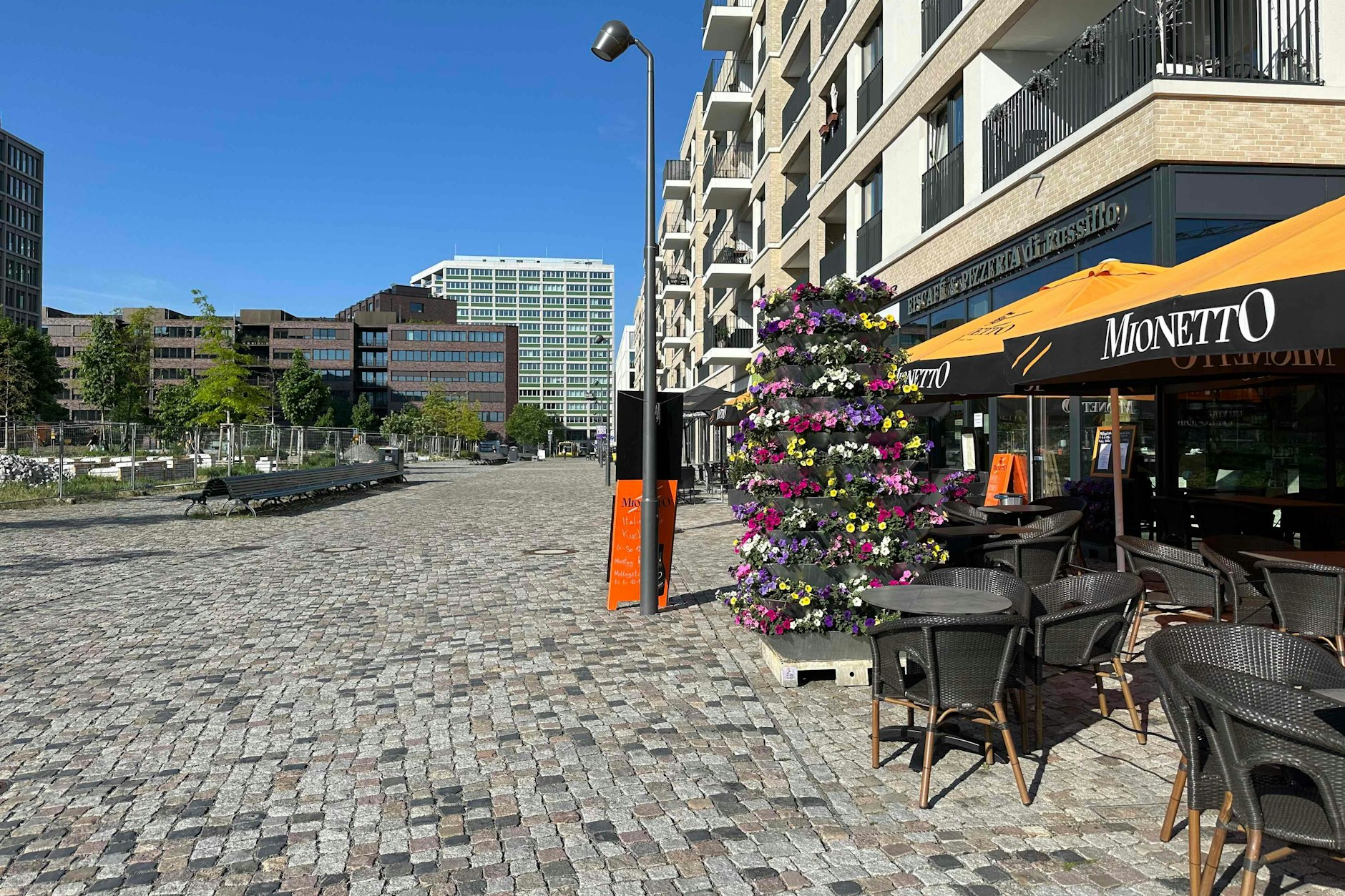 Speisen unterm Wohnregal: Sitzmöbel aus Polyrattan auf dem Otto-Weidt-Platz.