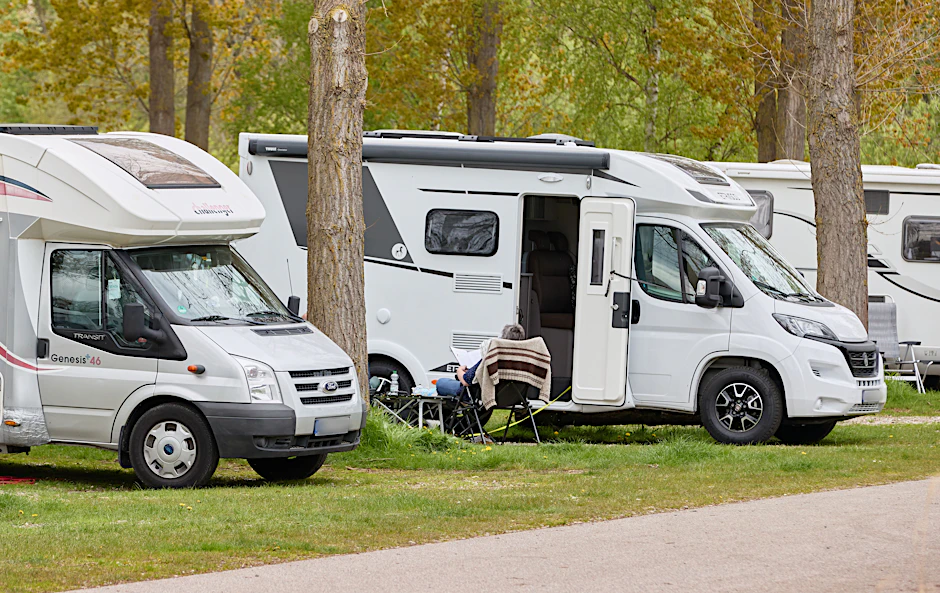 Campen wird teurer: Wohnmobile stehen auf einem Wohnwagen-Platz in Scharbeutz (Ostsee).