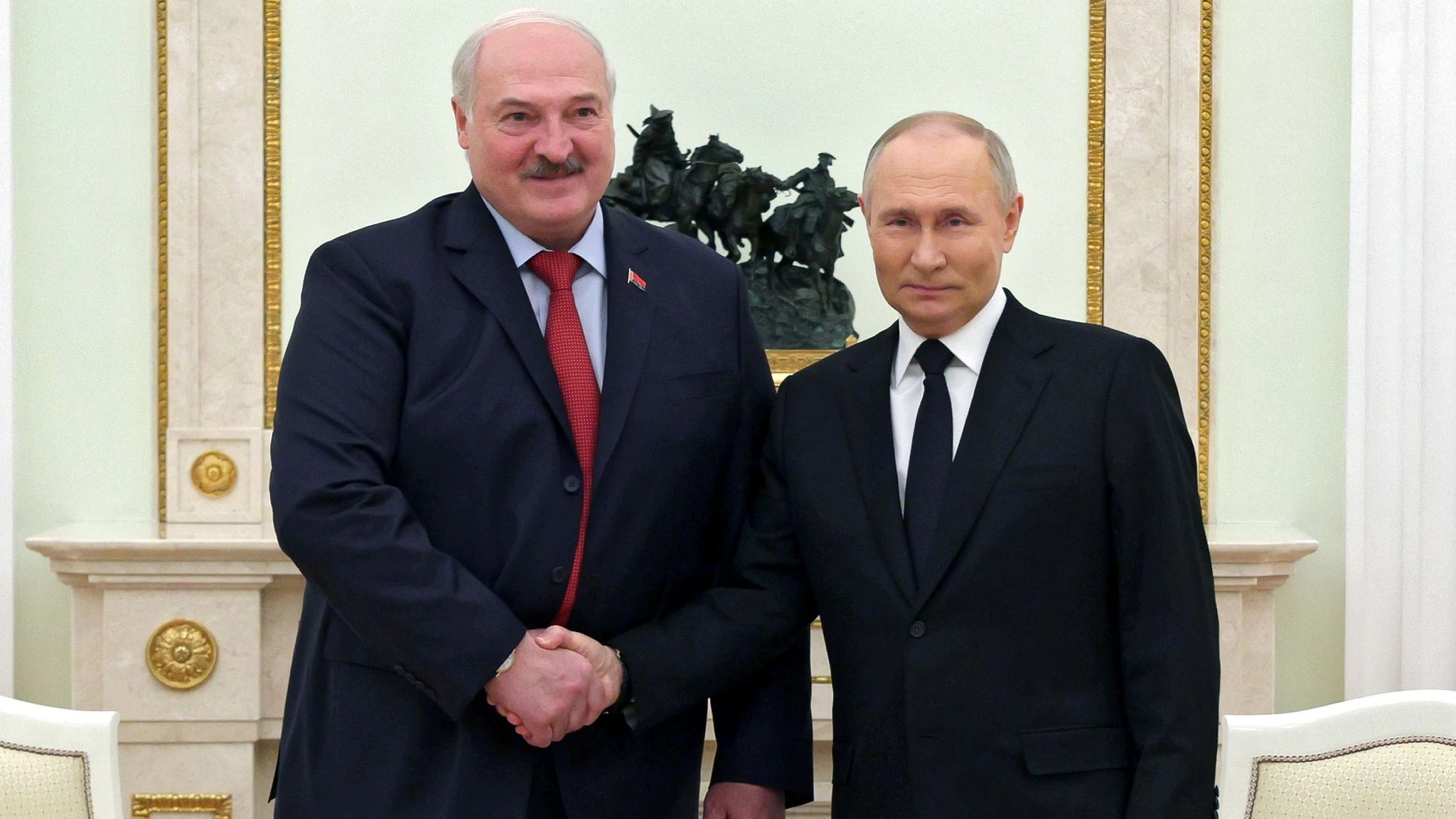 Sie sind beste Freunde: Lukaschenko bei einem Treffen mit Wladimir Putin im Kreml