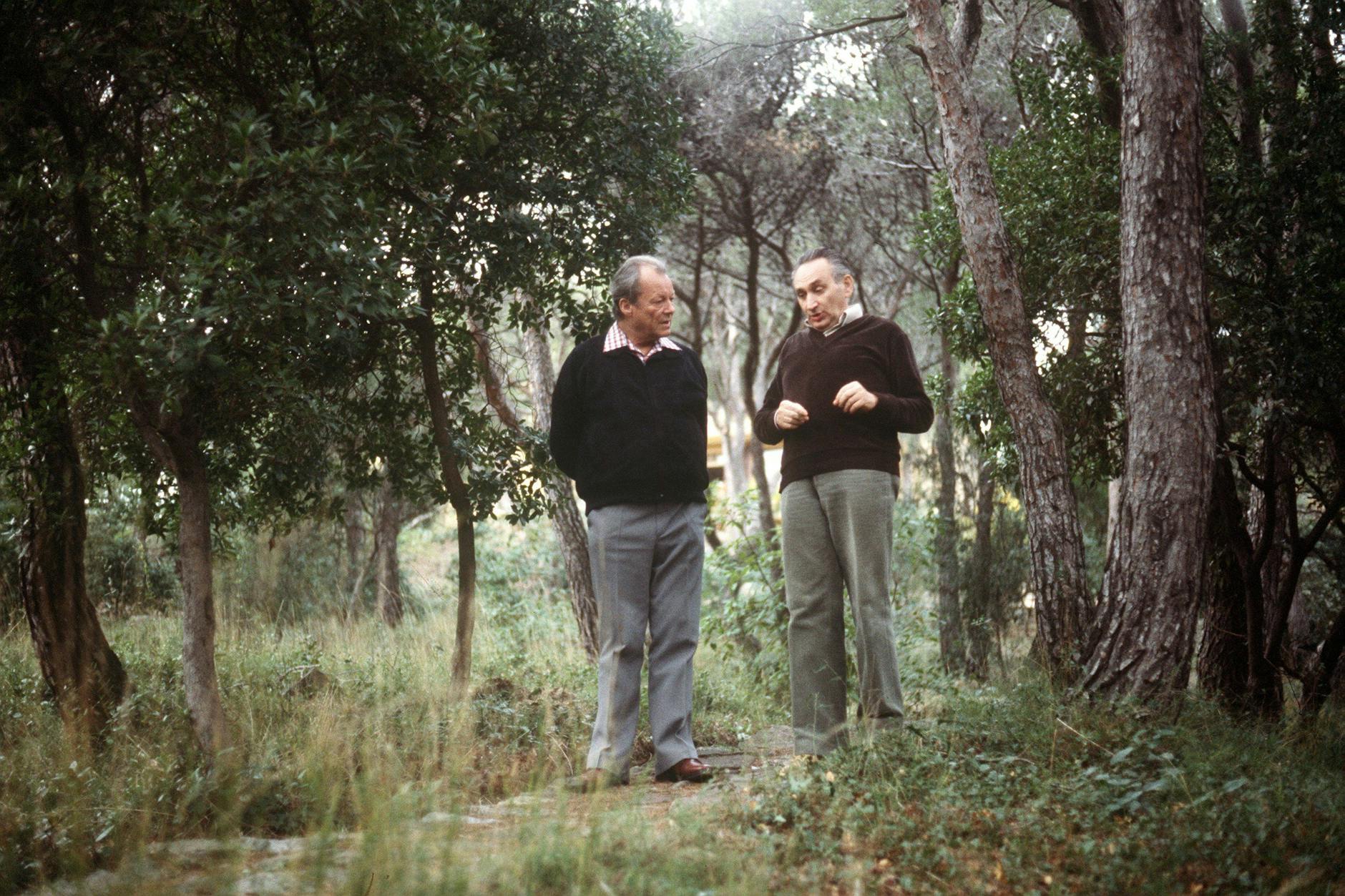 Egon Bahr (r.) und Willy Brandt (l.) im Gespräch während eines Spaziergangs, 1979.