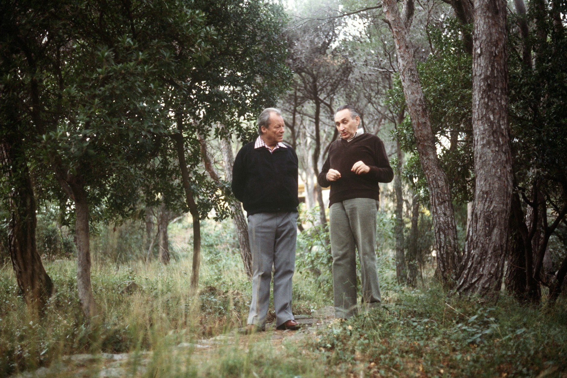 Egon Bahr (r.) und Willy Brandt (l.) im Gespräch während eines Spaziergangs, 1979.