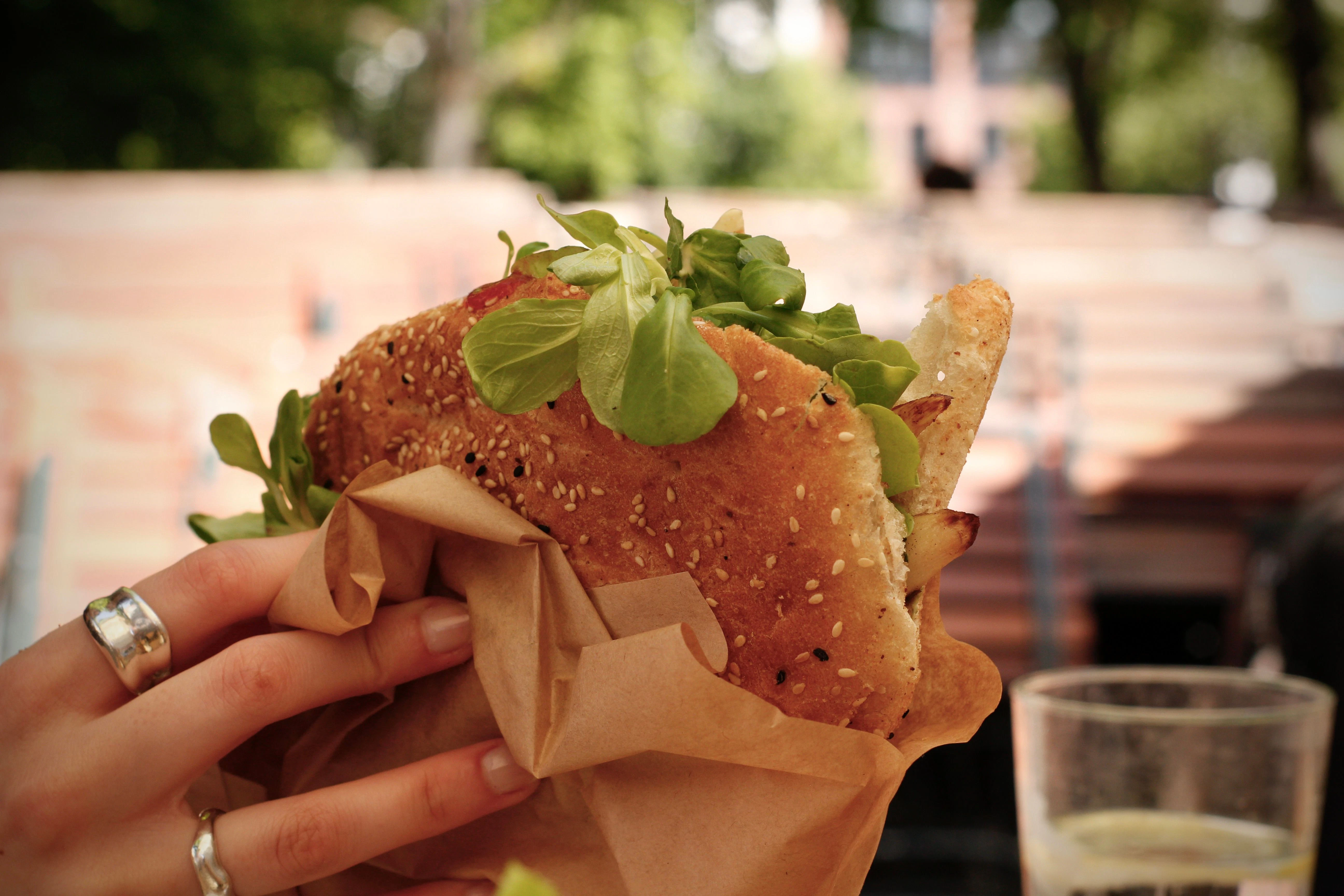Hier der vegetarische Döner mit Falafel vom Restaurant „Kebap with attitude“ in Mitte. Ganz neu ist die Idee, Döner mit Spargel anzubieten, übrigens nicht. Schon seit mehreren Jahren verkauft in einer niederbayerischen Kleinstadt Elif Gül Spargeldöner.