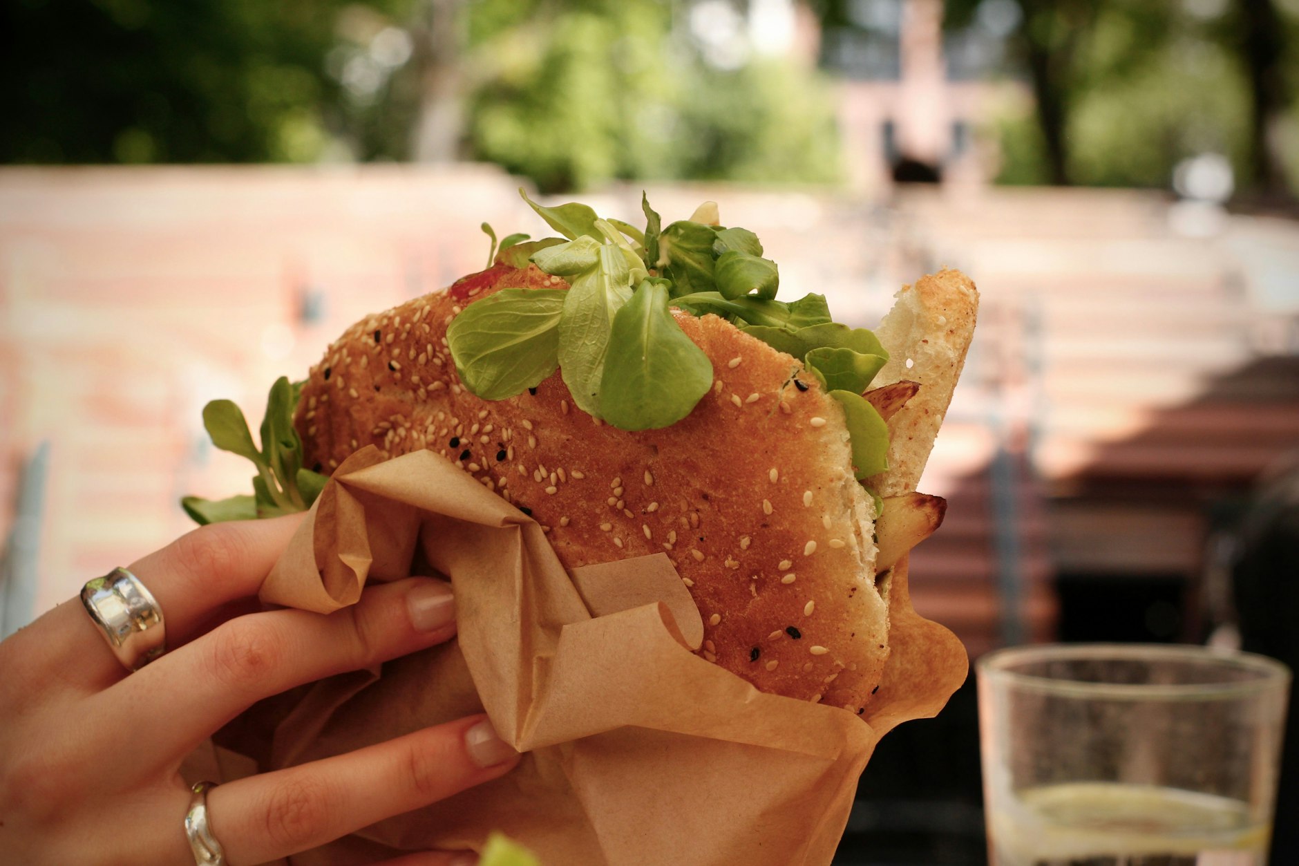 Hier der vegetarische Döner mit Falafel vom Restaurant „Kebap with attitude“ in Mitte. Ganz neu ist die Idee, Döner mit Spargel anzubieten, übrigens nicht. Schon seit mehreren Jahren verkauft in einer niederbayerischen Kleinstadt Elif Gül Spargeldöner.
