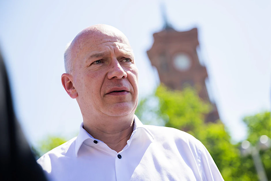 Kai Wegner (CDU), Regierender Bürgermeister von Berlin, unterhält sich beim Maifest.  