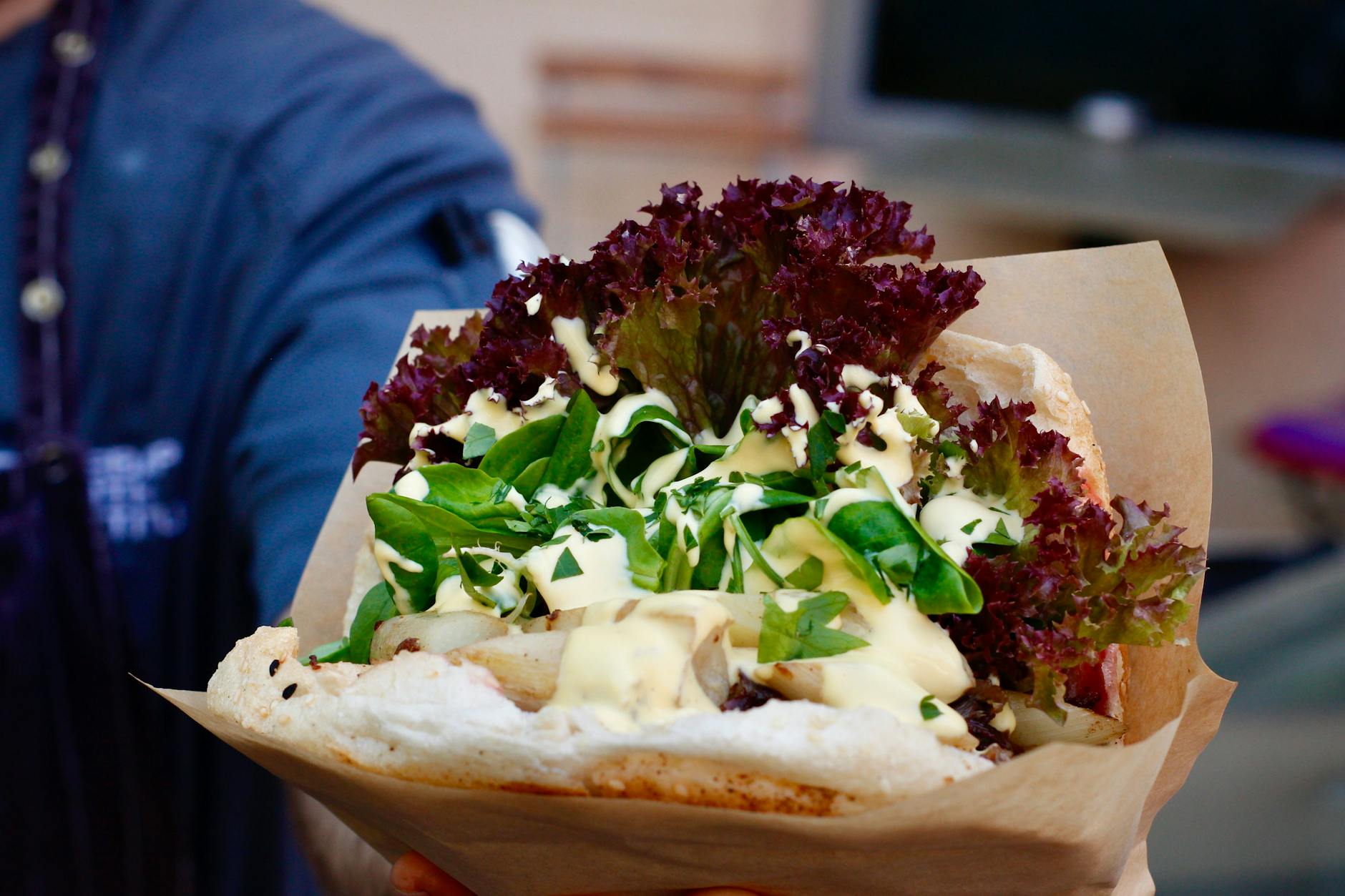 Die Spargel-Döner-Kombination - der KURIER empfiehlt: Erst mal probieren, bevor man sich ein Urteil bildet.