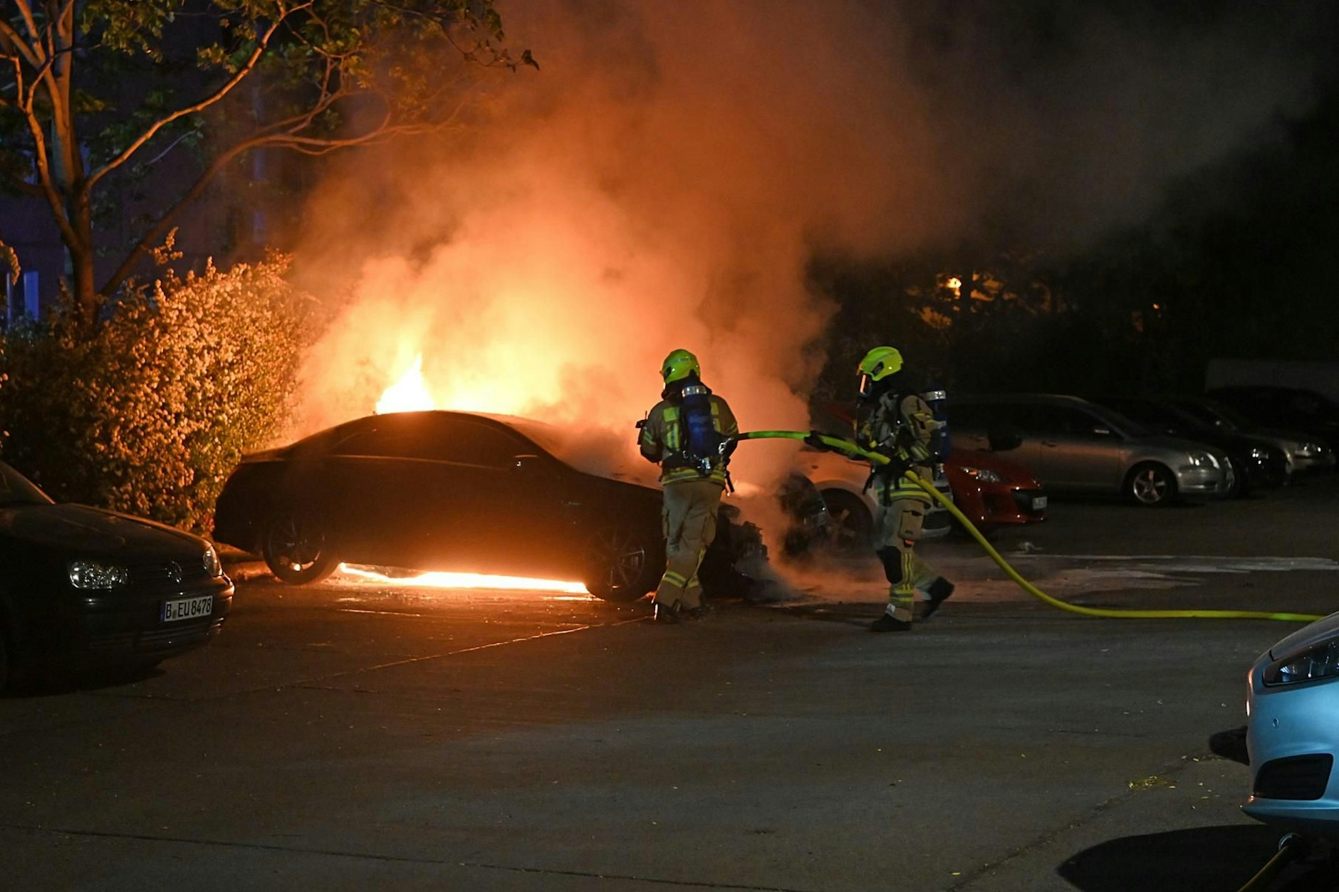 In der Hanns-Eisler-Straße in Prenzlauer Berg gingen ein Mercedes und ein Kleinwagen in Flammen auf.