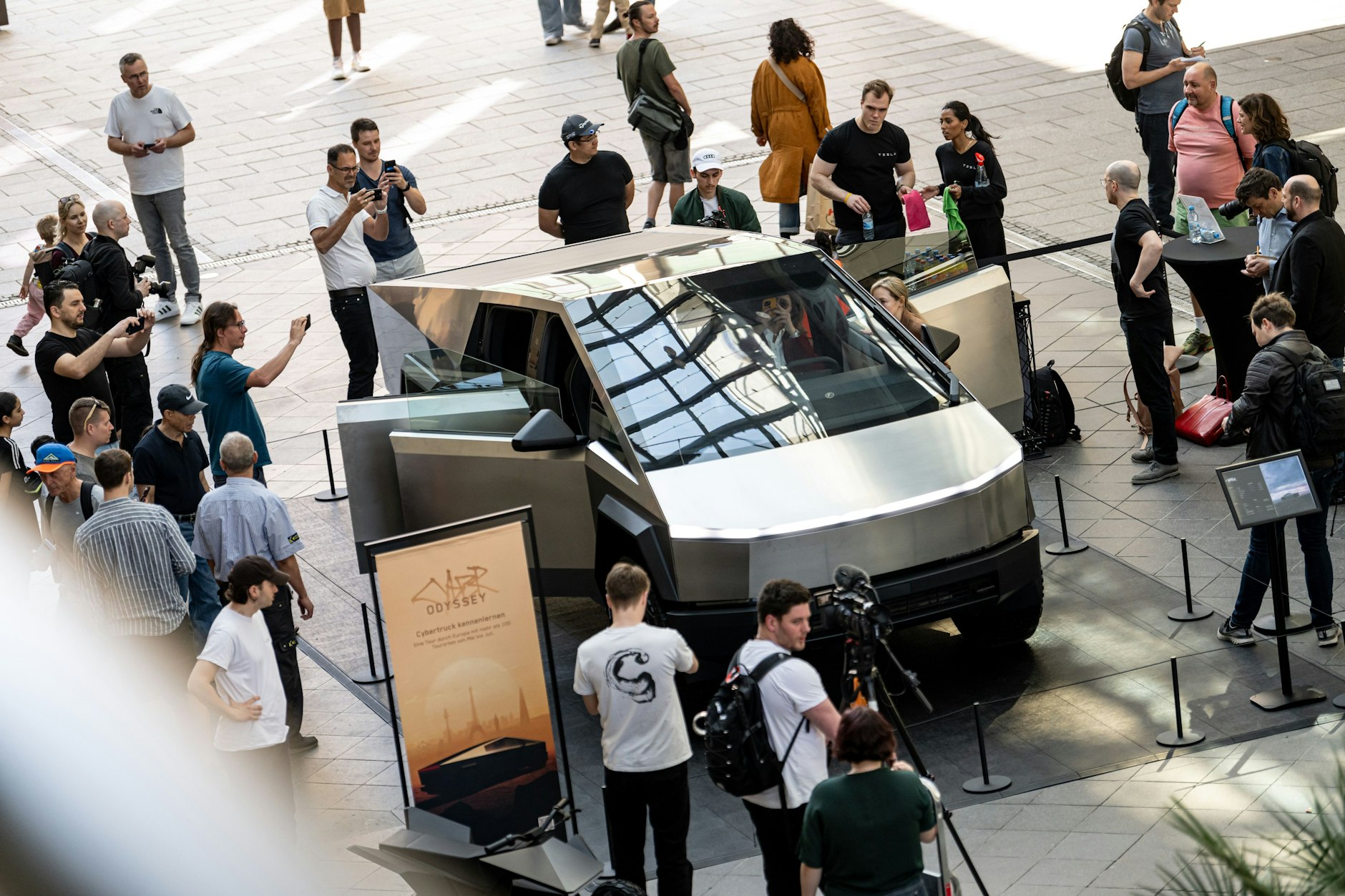 Neugierige bestaunen den Cybertruck von Tesla in der Mall of Berlin.
