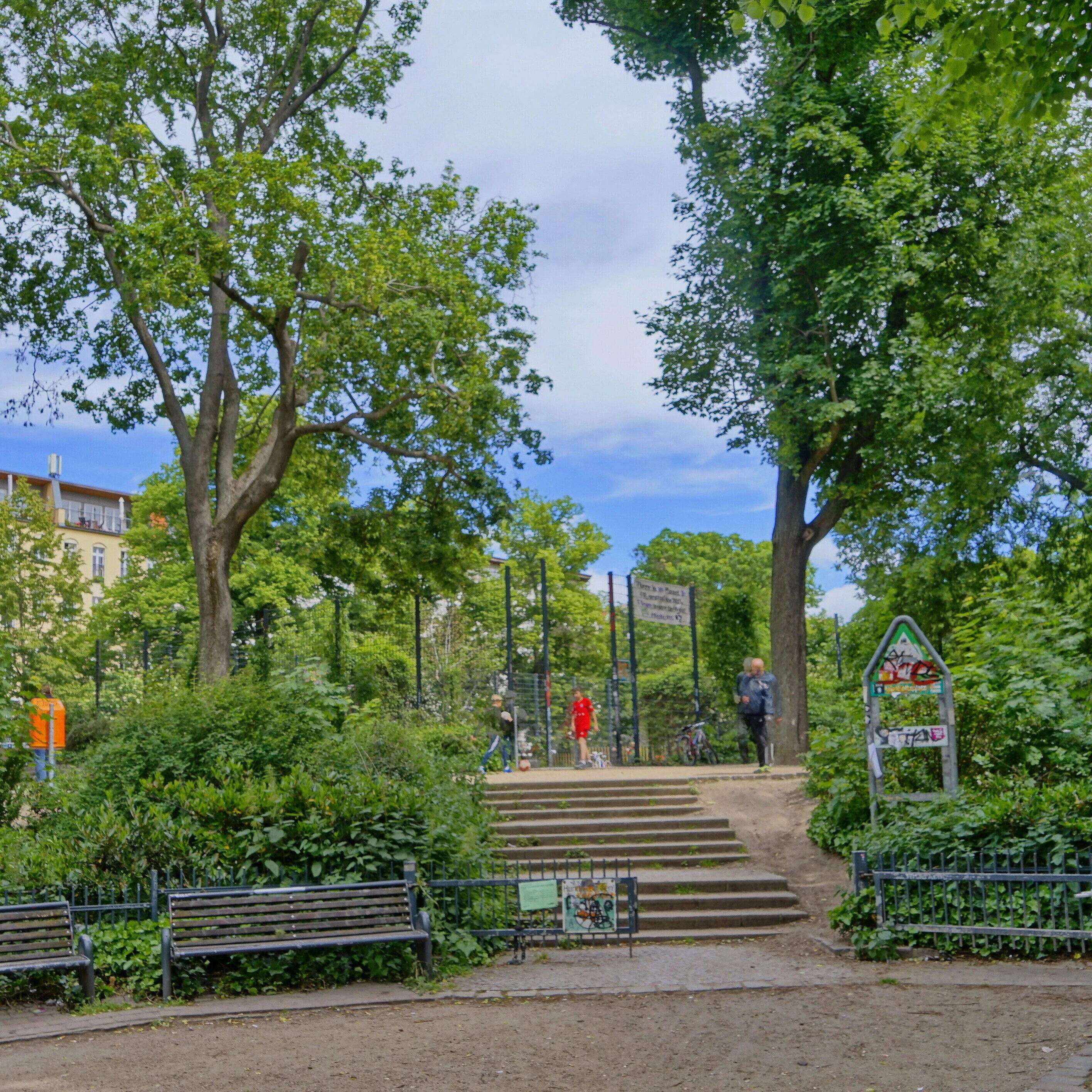 Hier kann man in Berlin nicht nur Tischtennis spielen, sondern auch den Bolzplatz besuchen: Der Helmholtzplatz.