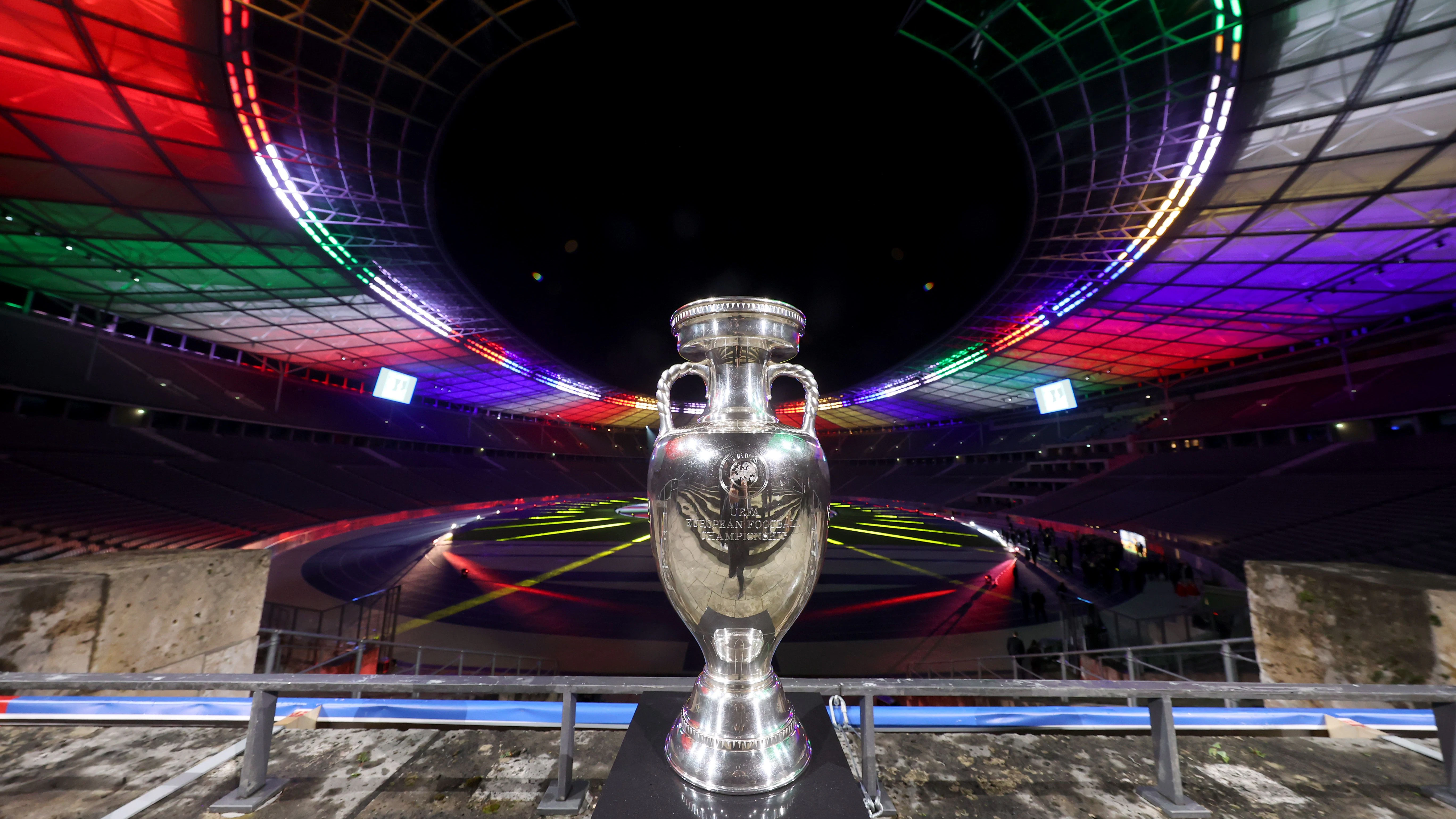 Der Siegerpokal der Fußball-Europameisterschaft 2024 steht im Olympiastadion in Berlin. Wer jetzt noch EM-Tickets kaufen will, muss sich ranhalten.