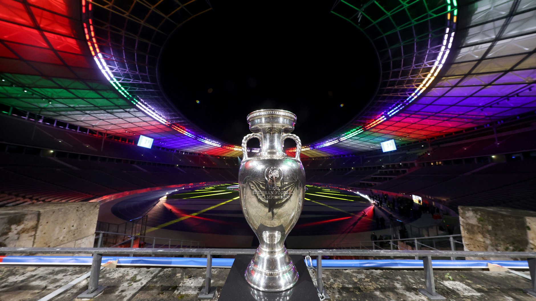 Der Siegerpokal der Fußball-Europameisterschaft 2024 steht im Olympiastadion in Berlin. Wer jetzt noch EM-Tickets kaufen will, muss sich ranhalten.