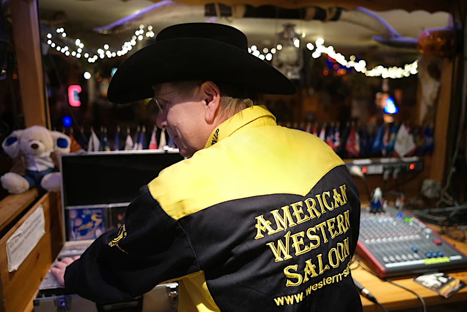 Howdy! Viele Gäste kommen vor allem wegen der Musik von DJ Peter.