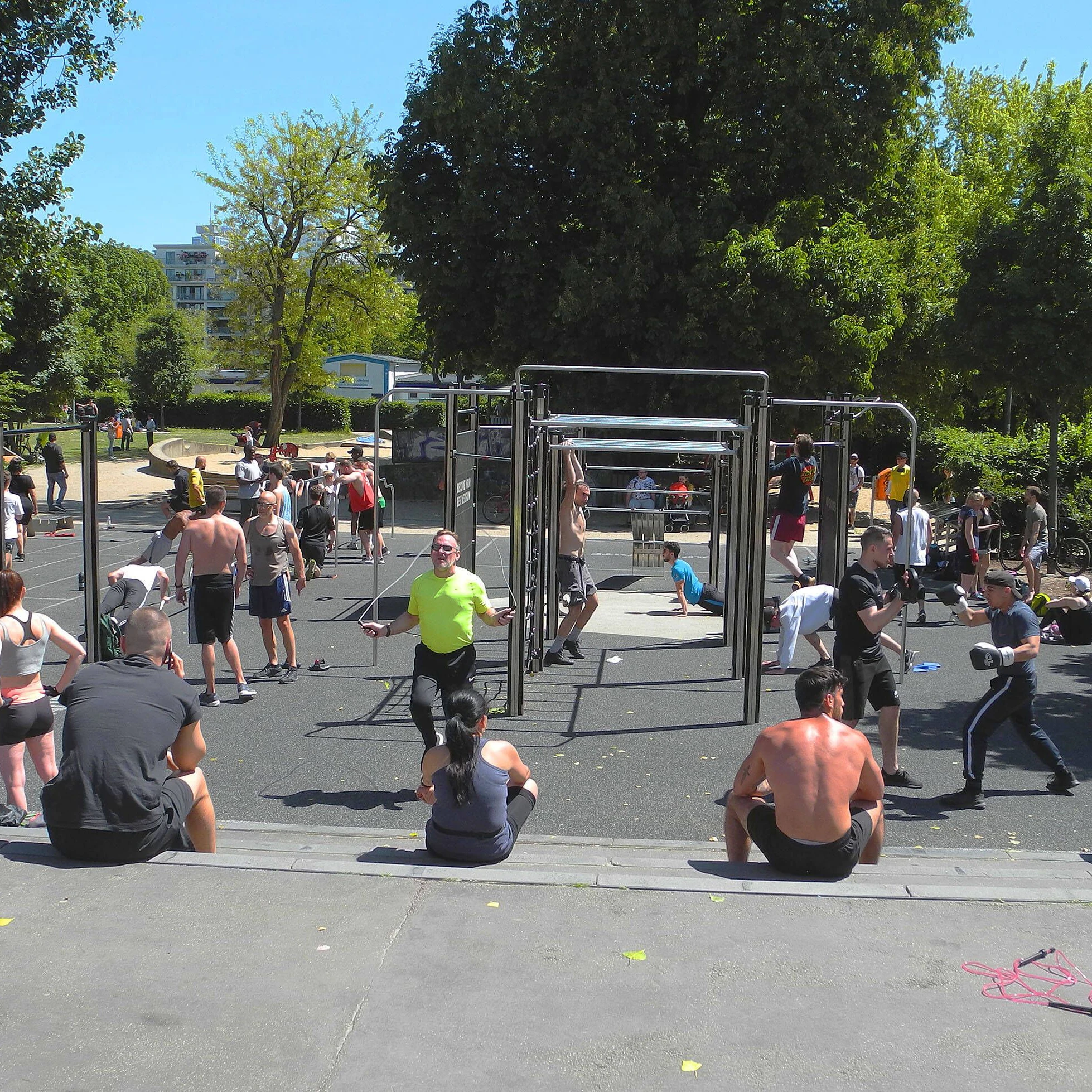 Im Monbijoupark in Berlin gibt es neben Tischtennisplatten auch einen beliebten Fitnessbereich.