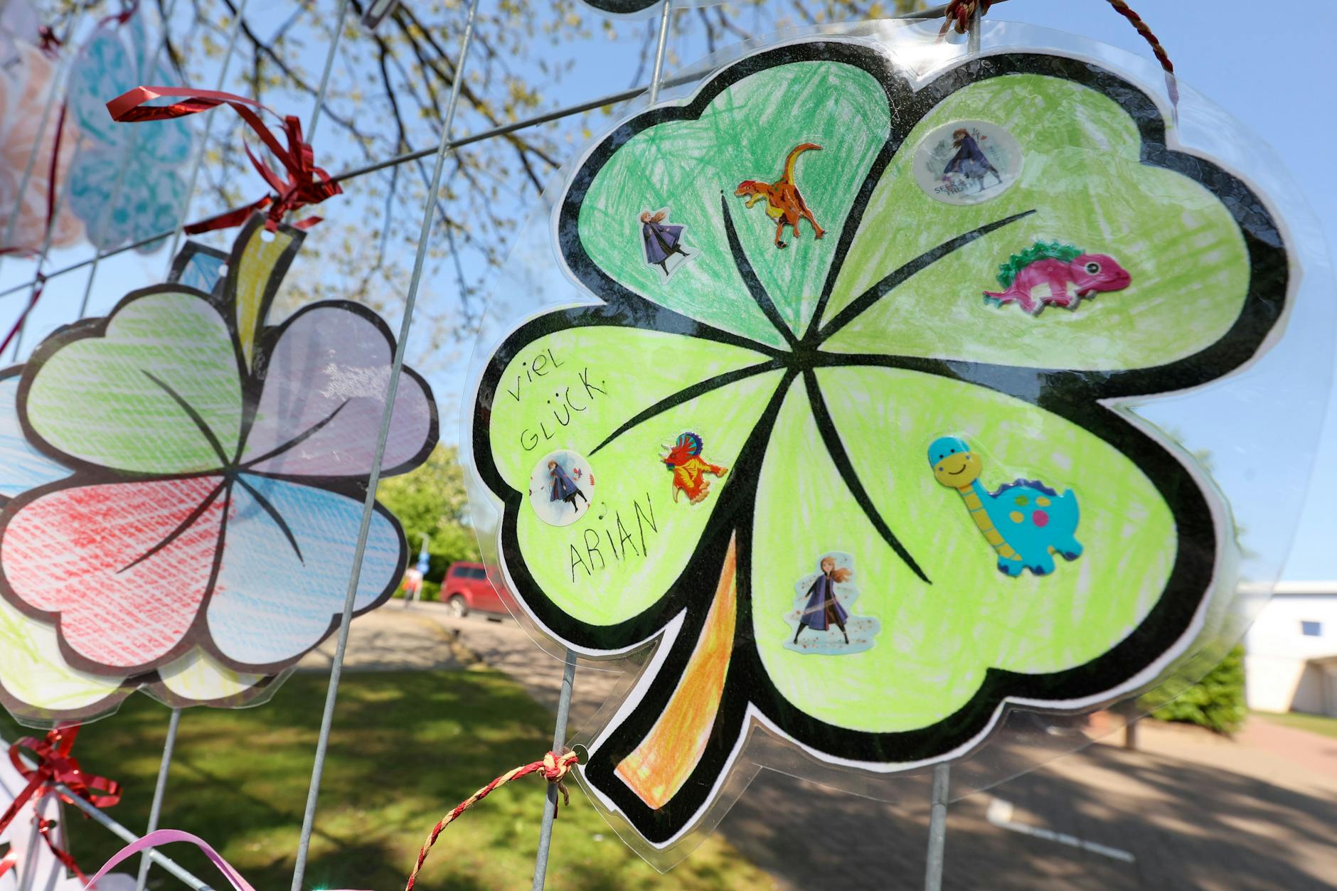 „Viel Glück Arian“ steht auf einem gebastelten Kleeblatt für einen vermissten Jungen, das an einem Zaun vor dem Bürgerhaus hängt.