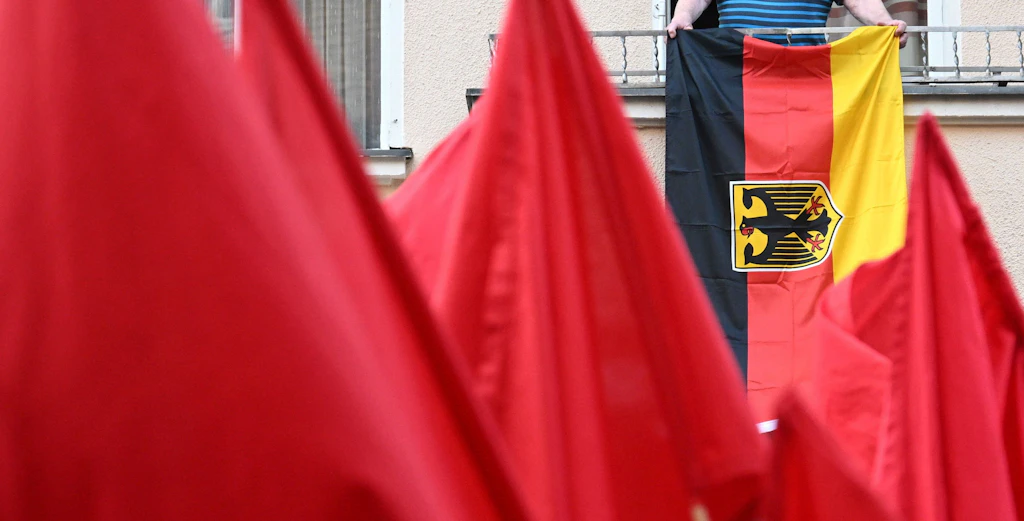 Er zeigte bei der 1.-Mai-Demo eine Deutschlandflagge: Jetzt wird er mit dem Tode bedroht