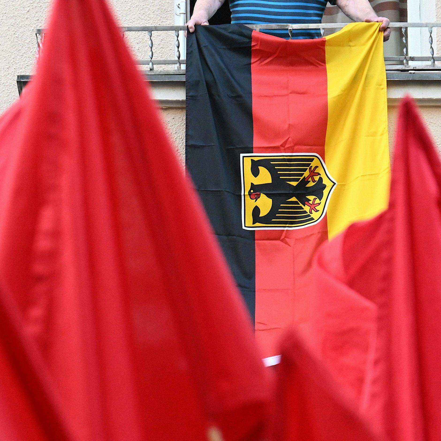 Er zeigte bei der 1.-Mai-Demo in Berlin eine Deutschlandflagge: Jetzt bekommt er Morddrohungen