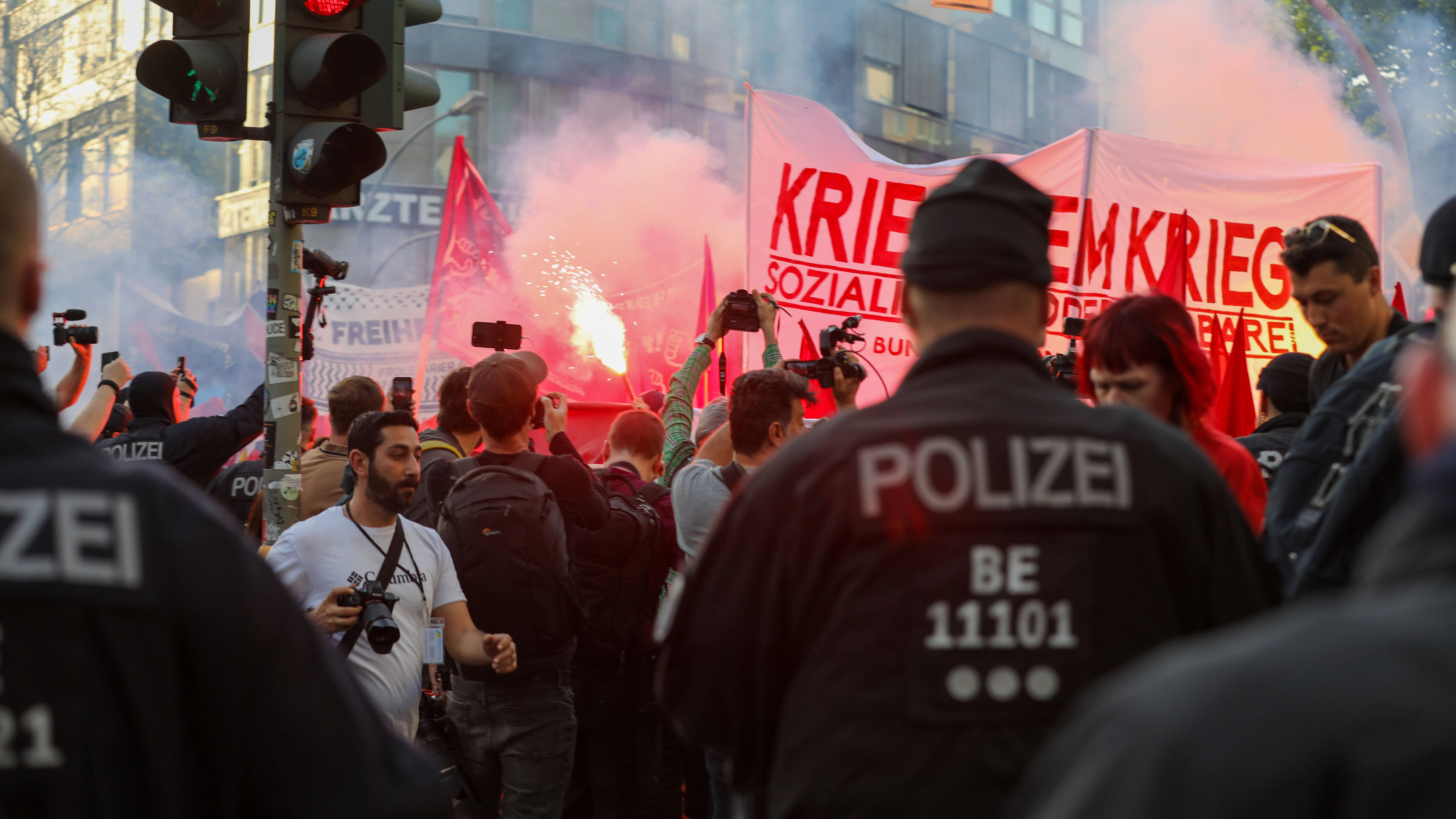 Ein paar Bengalos brannten: Die „Revolutionäre 1. Mai Demonstration“ durch Neukölln blieb diesmal weitgehend friedlich.&nbsp;