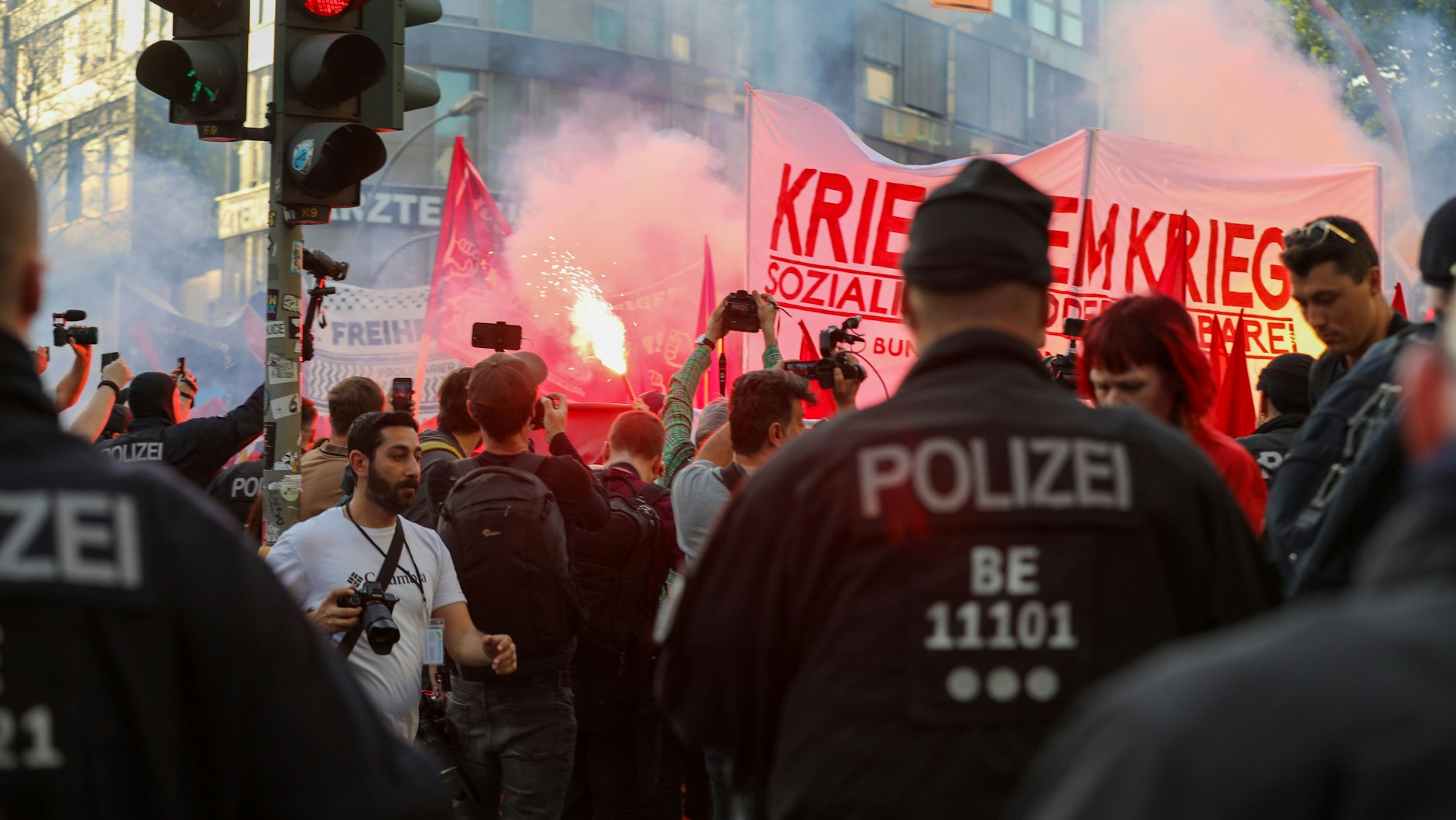 Ein paar Bengalos brannten: Die „Revolutionäre 1. Mai Demonstration“ durch Neukölln blieb diesmal weitgehend friedlich.&nbsp;