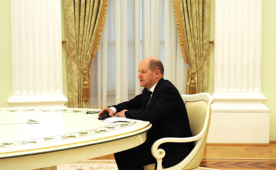 Bundeskanzler Olaf Scholz bei einem persönlichen Treffen mit dem russischen Präsidenten Wladimir Putin zur Ukraine-Krise im Kreml am 15. Februar 2022.