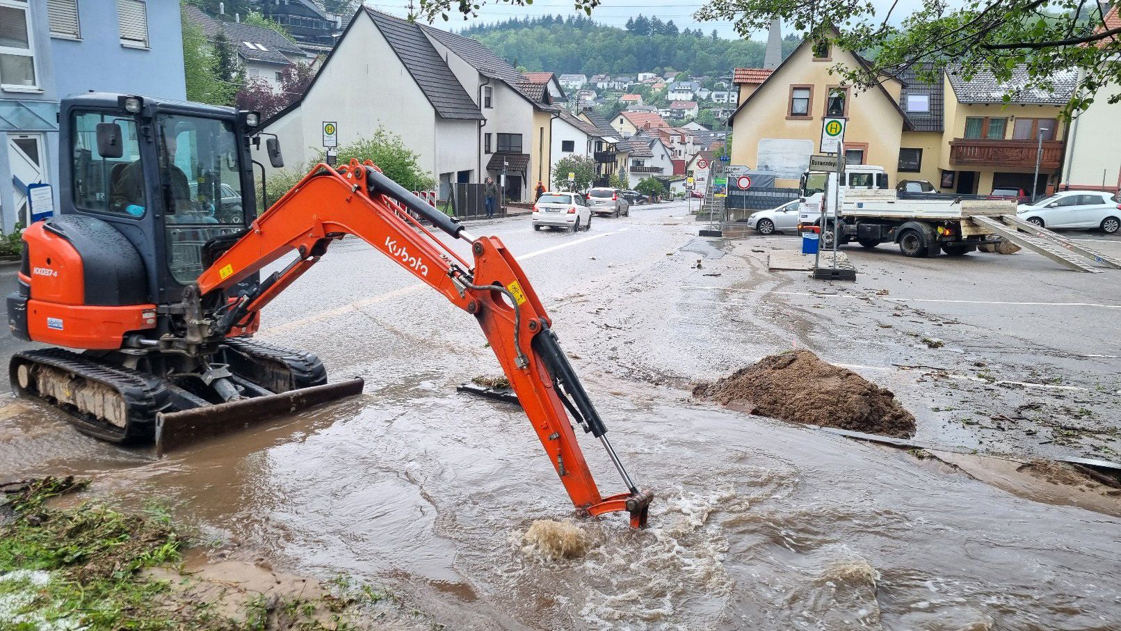 Image - Gewitter und Starkregen überfluten Straßen und Keller