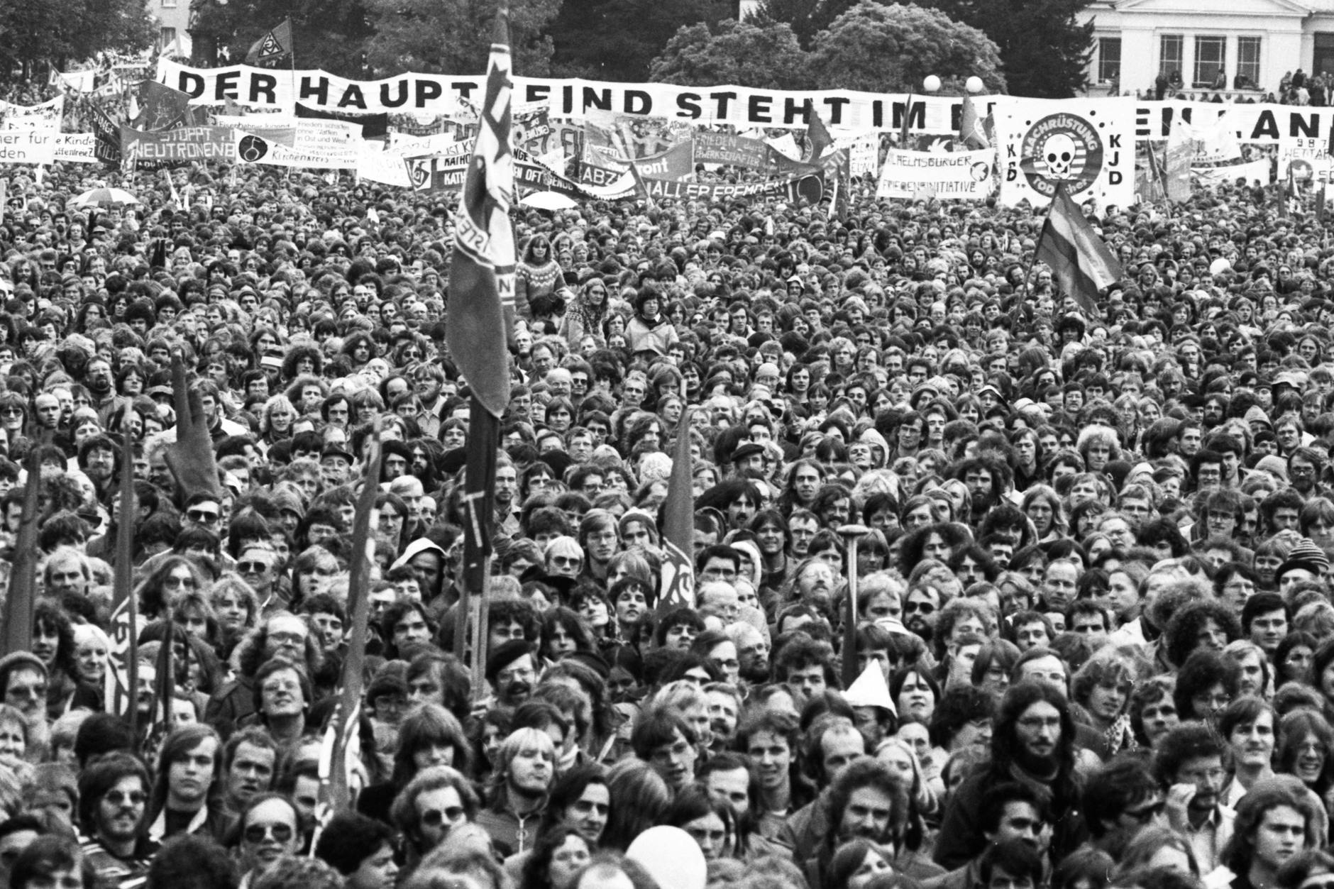 Zur großen Friedensdemonstration versammelten sich 1981 mehr als 300.000 Menschen im Bonner Hofgarten.