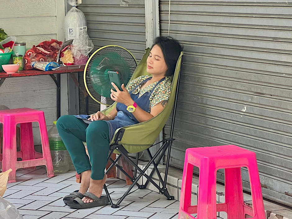 Im Schatten und mit Ventilator: Eine Frau in Bangkok versucht, sich abzukühlen.&nbsp;