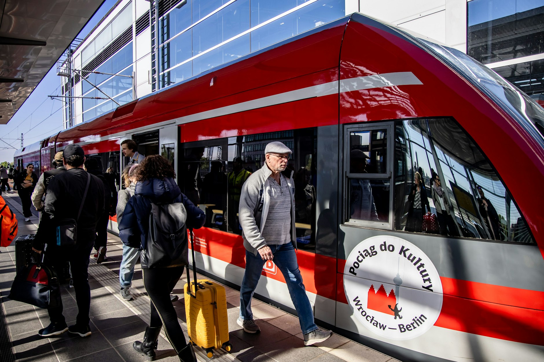 Einsteigen bitte! Der Kulturzug Berlin–Breslau am Sonnabendmorgen im Bahnhof Ostkreuz.
