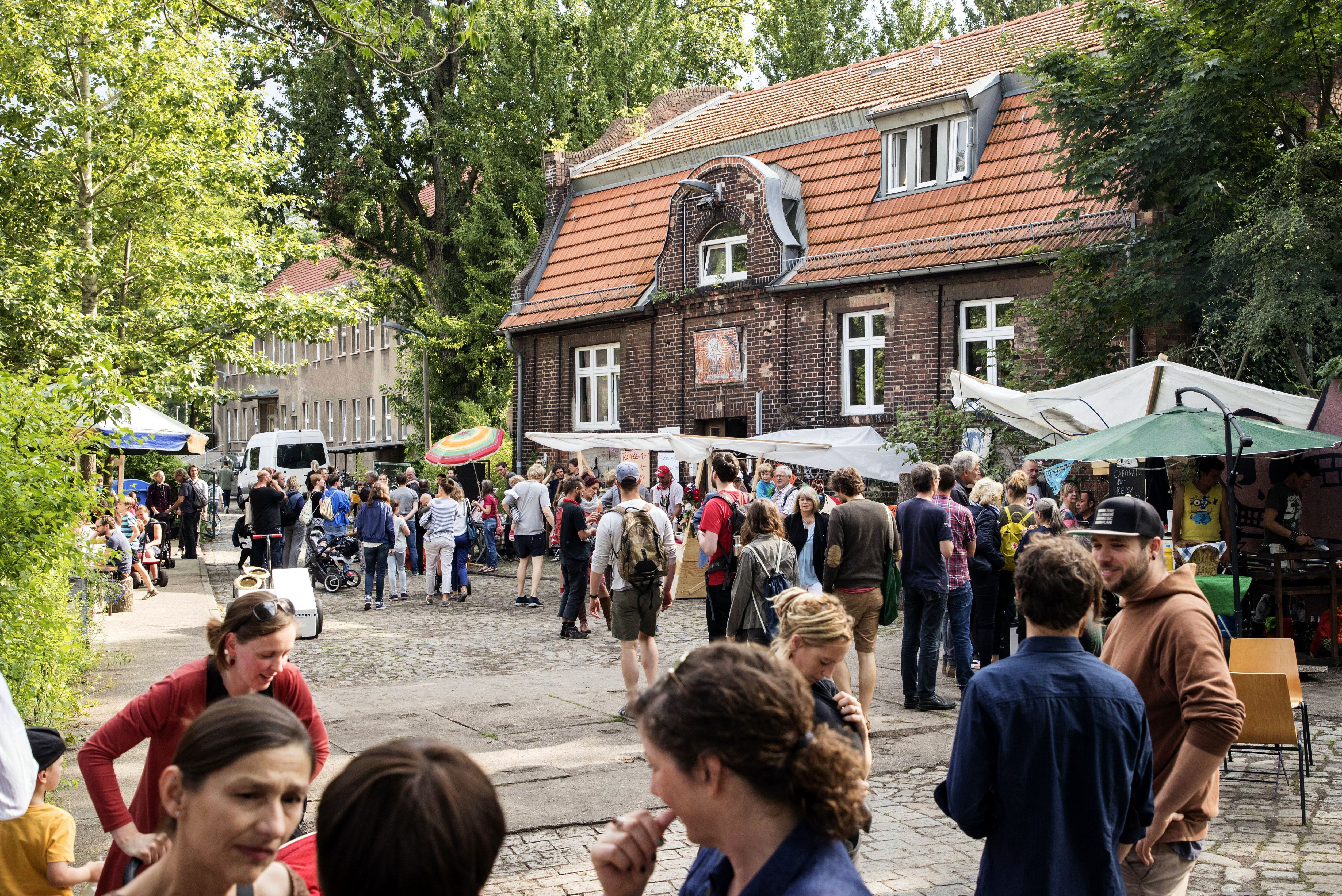 Berlin-Lichtenberg: Deutsche Bahn lässt Gebäude in Künstlerdorf B.L.O. schließen