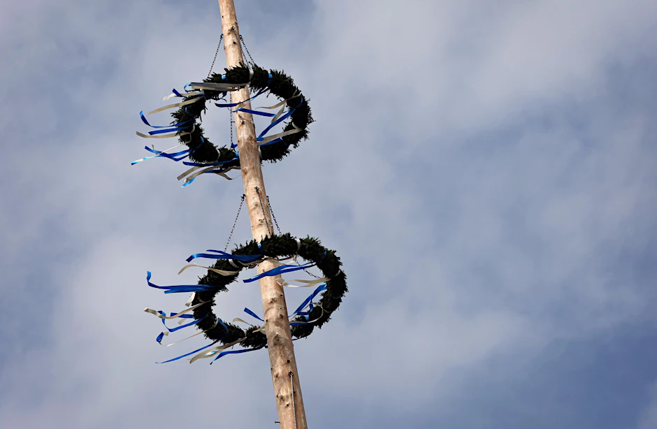 Ein Maibaum, wie dieser hier in Bayern, ist am Mittwoch vor dem Rathaus Reinickendorf aufgestellt worden.&nbsp;