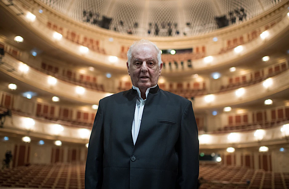 ARCHIV - Dirigent Daniel Barenboim im Saal der Staatsoper in Berlin.  