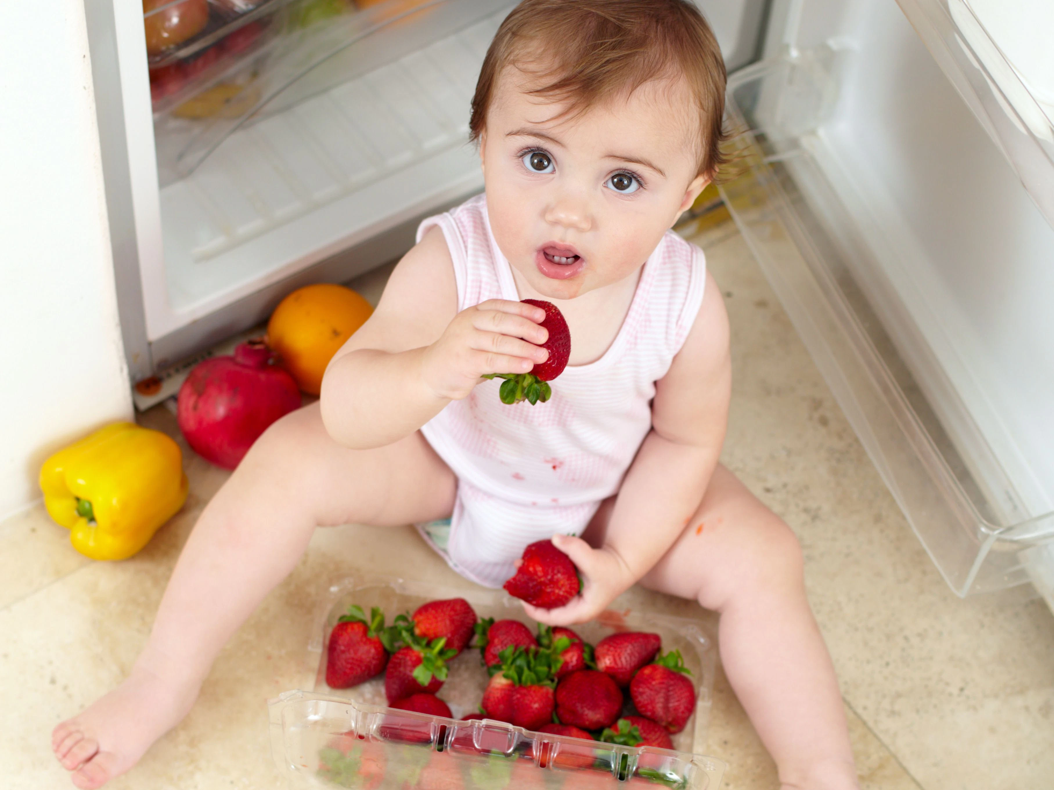 Alle lieben Erdbeeren! Wer Erdbeeren länger frisch halten will, sollte sie mit einer bestimmten Technik im Kühlschrank lagern