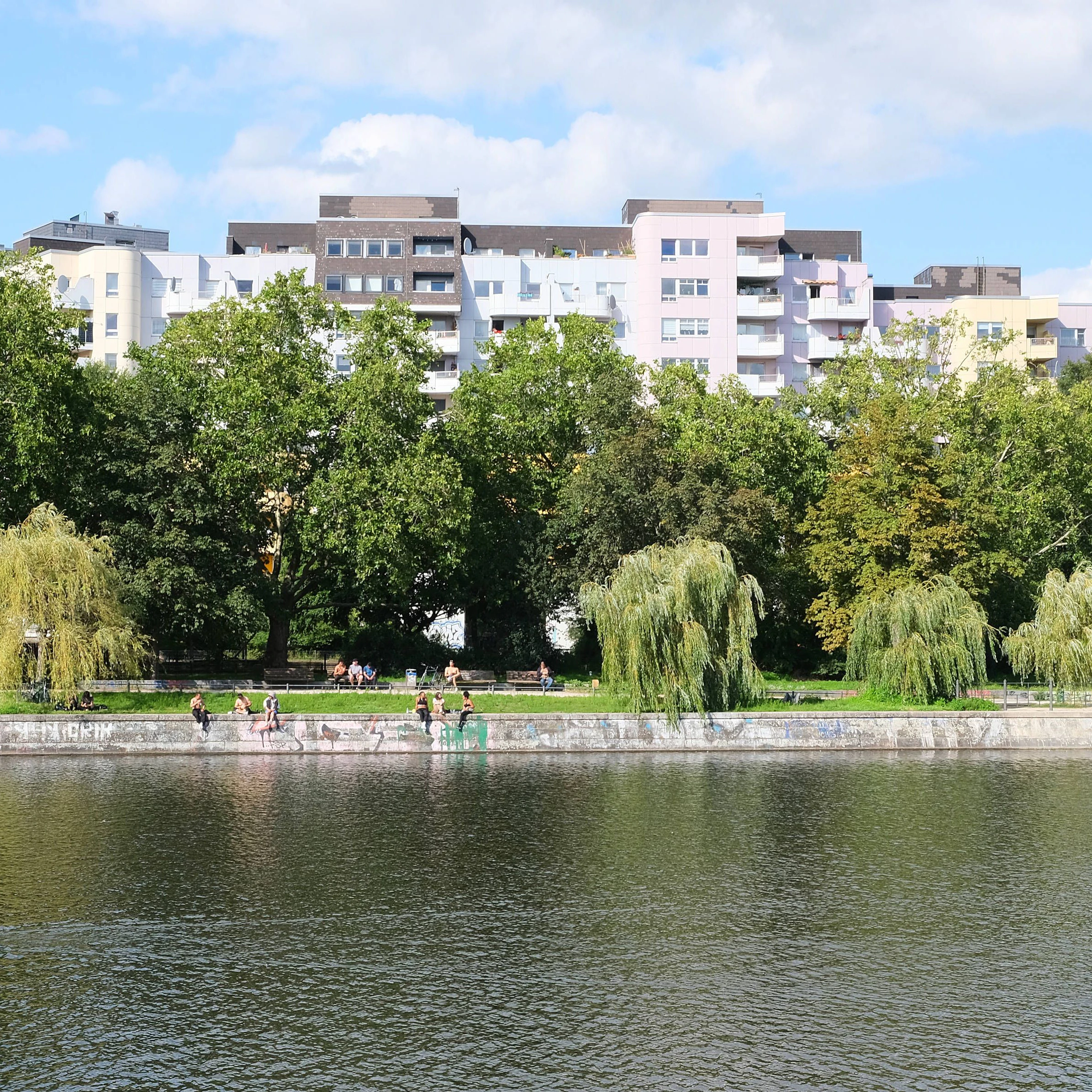 Am Böcklerpark in Berlin kann man die Tischtennisplatten nutzen oder schön aufs Wasser blicken.