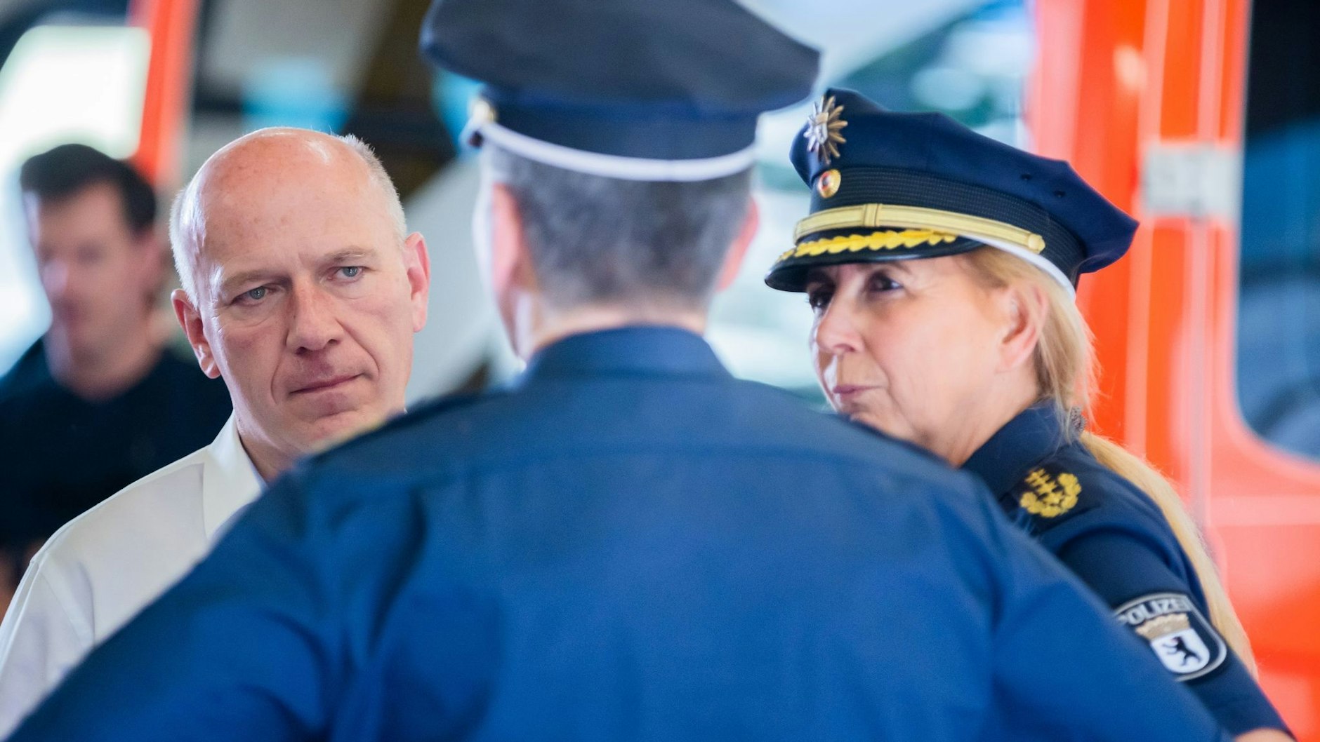 Kai Wegner (CDU), Regierender Bürgermeister von Berlin, und Polizeipräsidentin Barbara Slowik besuchten am 1. Mai eine Feuerwehrwache in der Wilmsstraße im Stadtteil Kreuzberg.