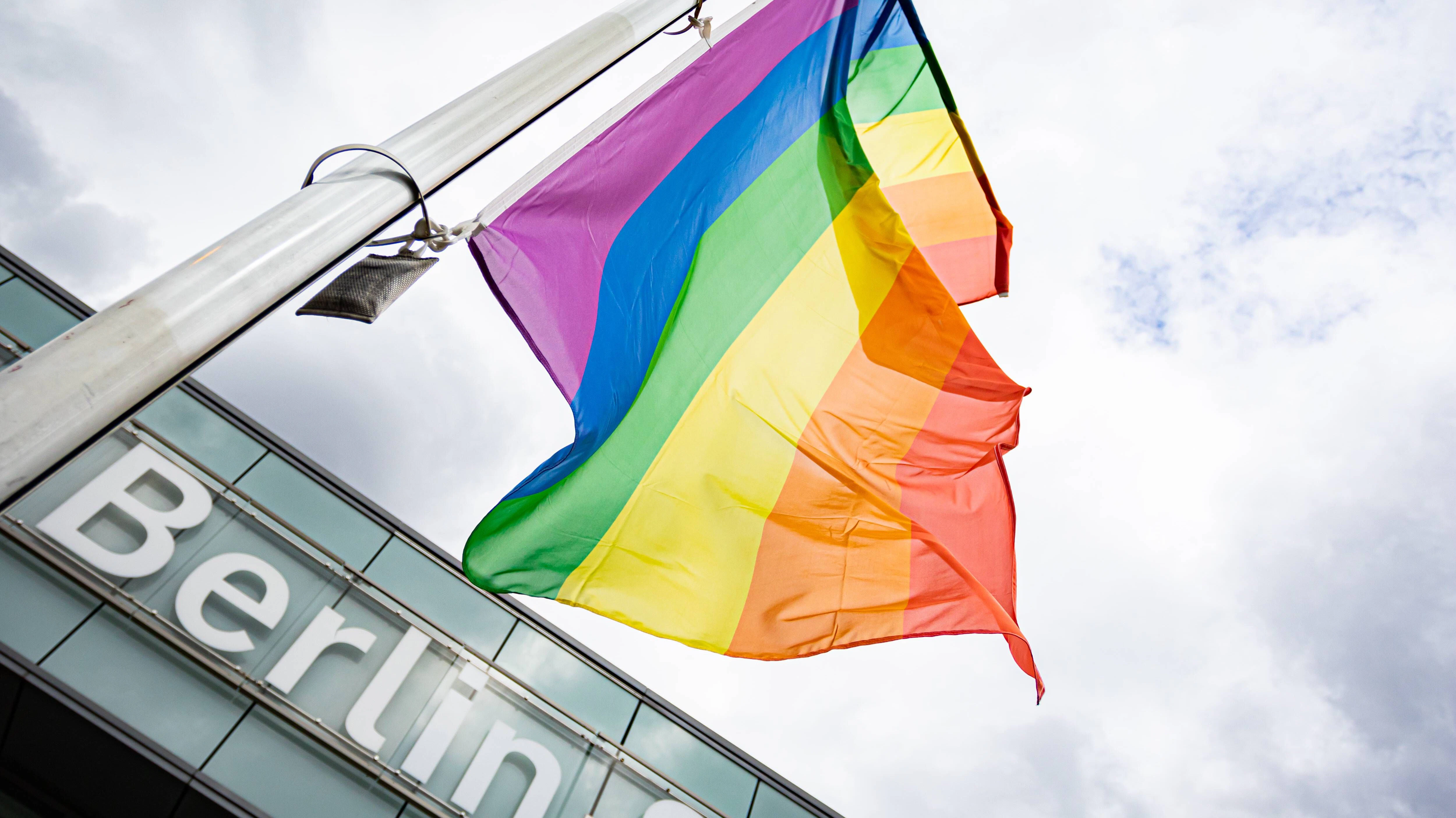 Auch das Hissen der Regenbogenfahne, wie hier am Bahnhof Südkreuz, ist erlaubt.