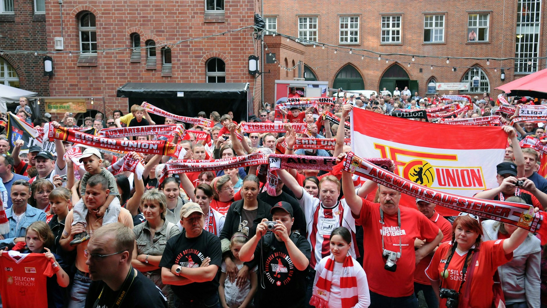 Das waren noch Zeiten, als im Innenhof des Köpenicker Rathauses ausnahmsweise die Fahne vom 1. FC Union gezeigt wurde. Hier feierten 2009 Fans den Aufstieg ihres Lieblingsvereins in die zweite Liga.