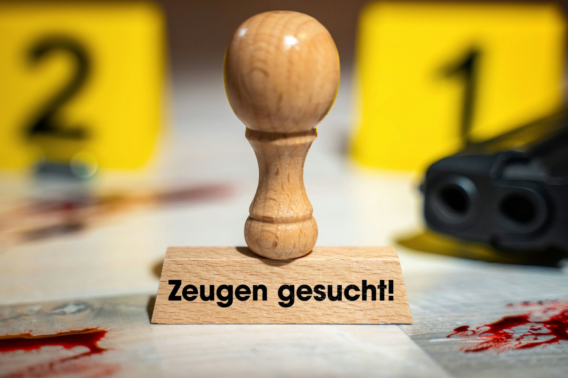 Nach einem Übergriff auf zwei Transmänner in Reinickendorf sucht die Polizei mit Bildern aus Überwachungskameras nach fünf tatverdächtigen Personen. 