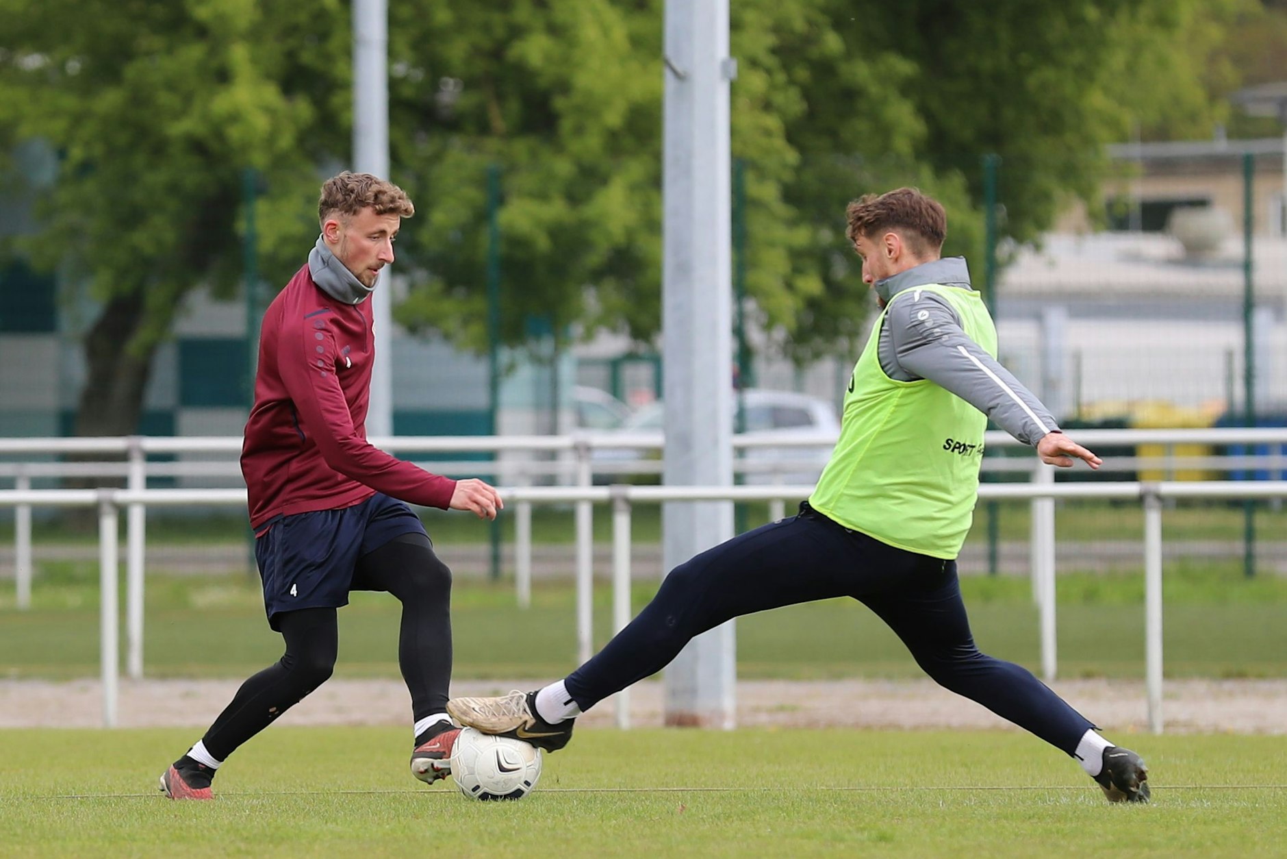 Felix Meyer (l.) und Amar Suljic gehen im Training richtig zur Sache.