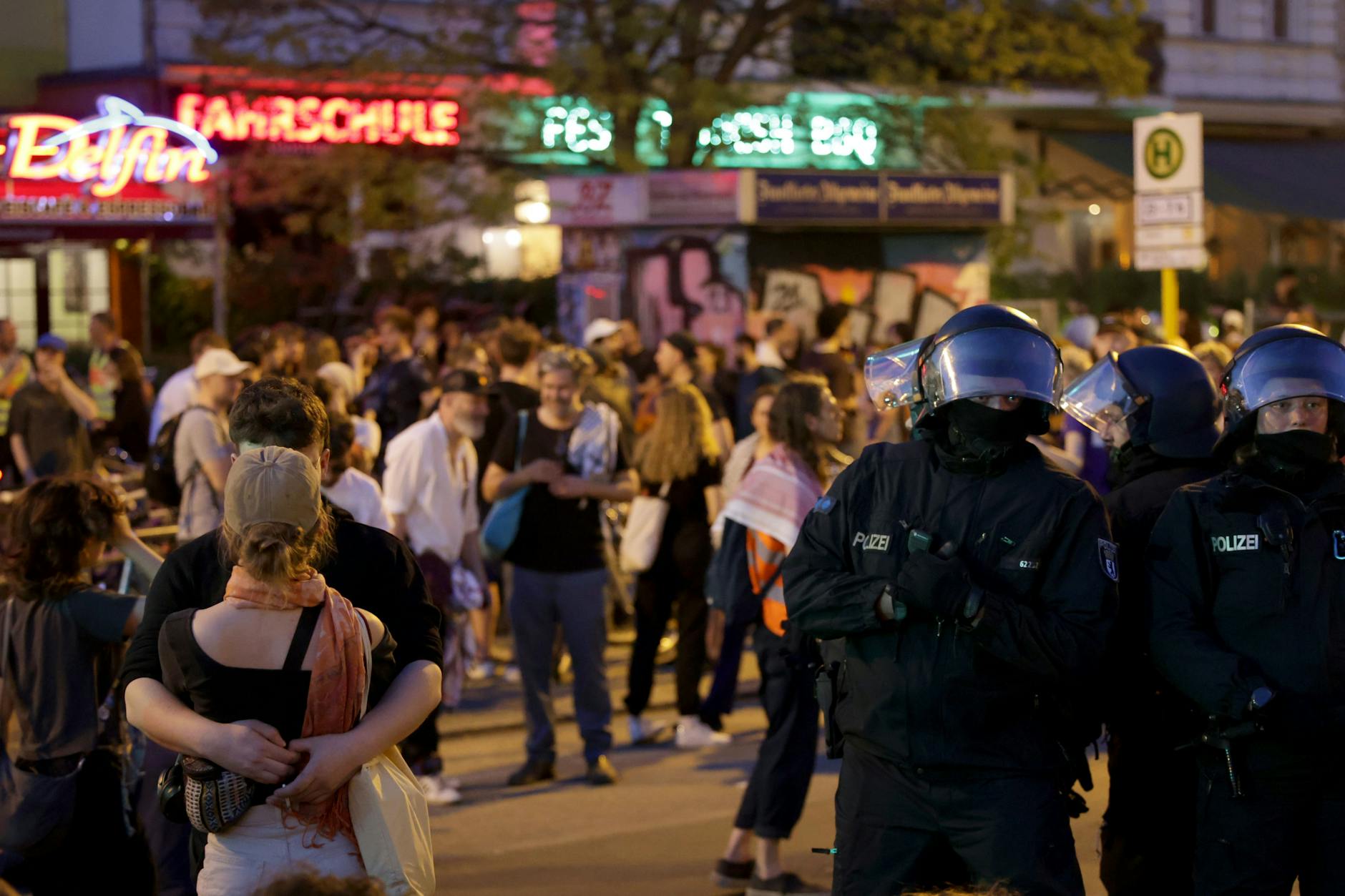 Einsatzkräfte der Polizei und Teilnehmer der „Revolutionären 1. Mai Demonstration“ am Südstern in Kreuzberg. Laut Polizei zogen mehr als 11.000 Menschen vom Südstern nach Neukölln, von wo der Zug im Verlauf des Abends wieder zurück zum Ausgangspunkt führte. Ohne große Zwischenfälle.