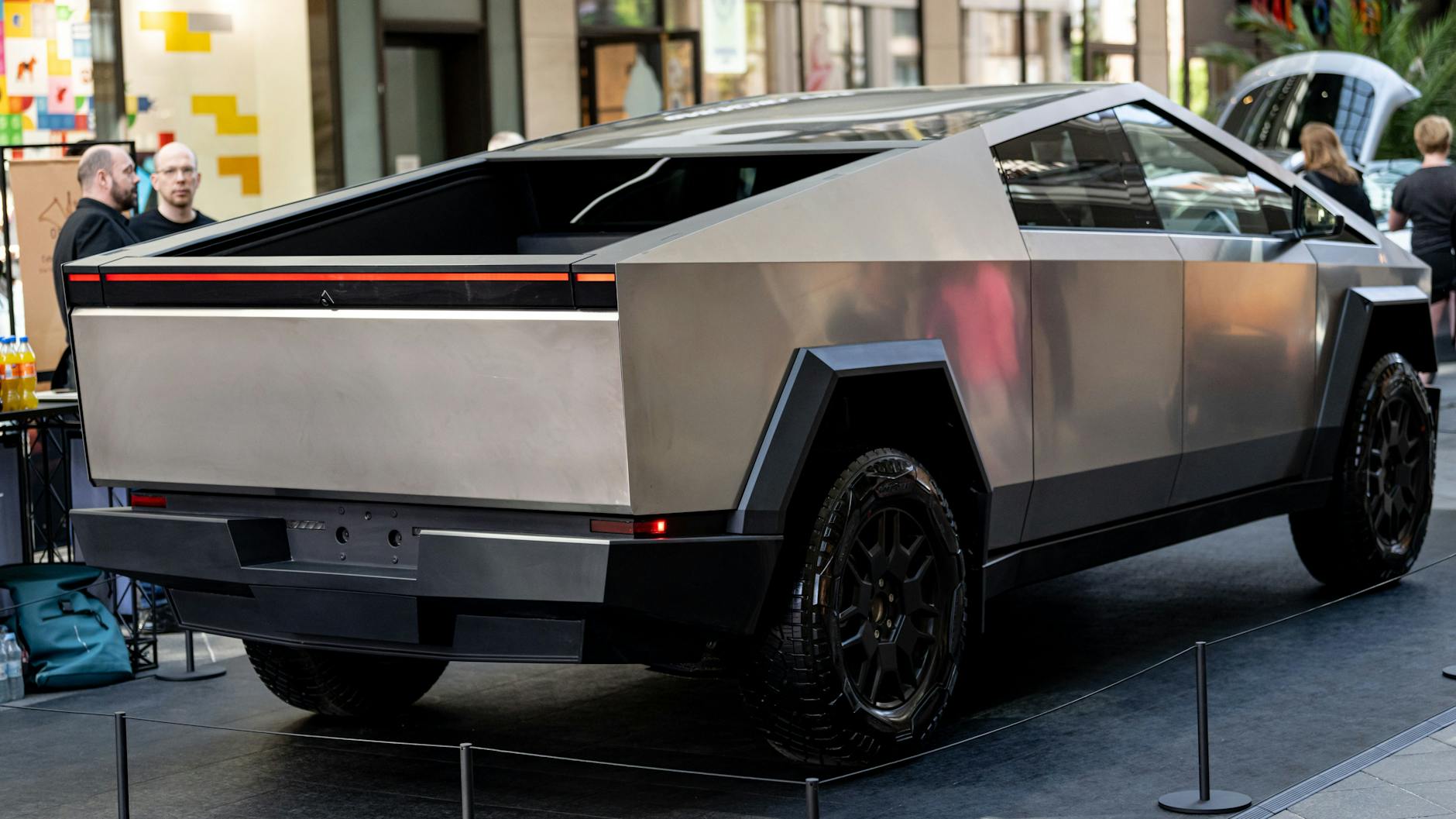 „The Cyber Odyssey“ bringt den Cybertruck an über 100 Standorte in 20 Ländern.
