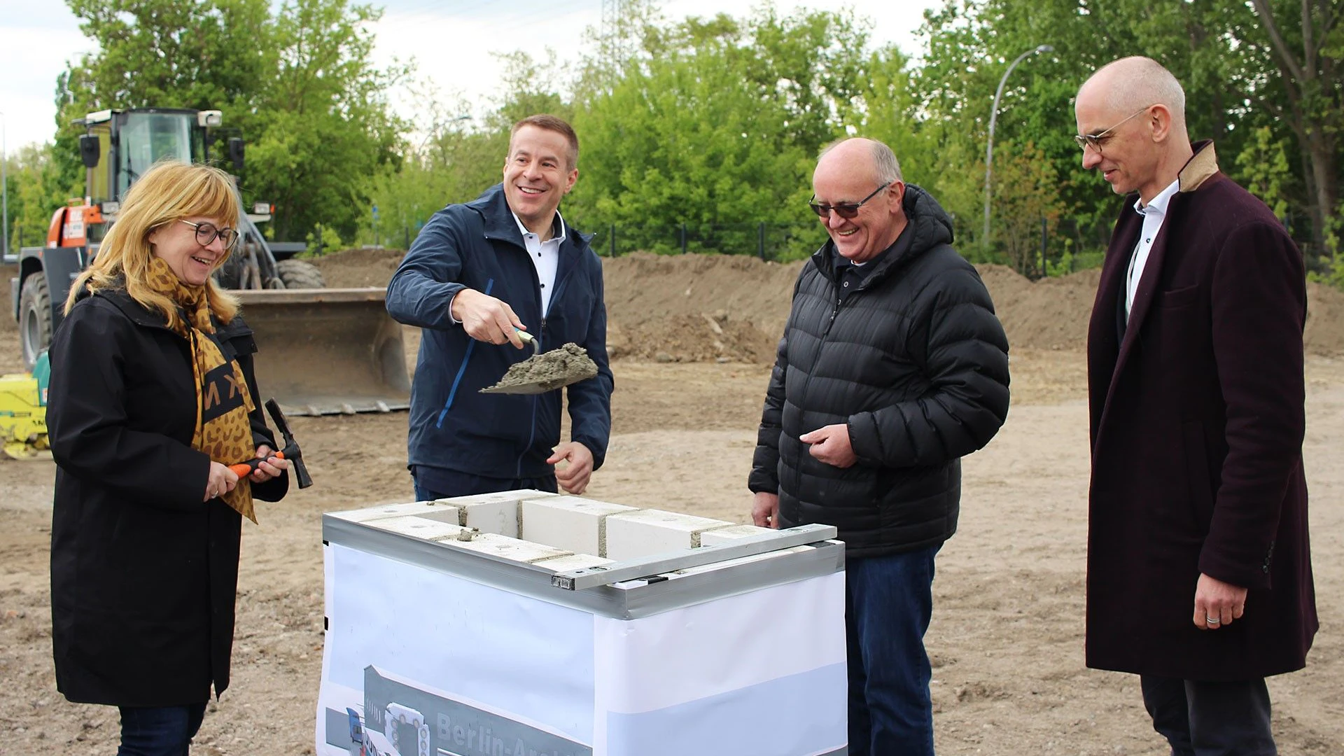 Grundsteinlegung für das neue Depot des DDR-Museums. Quirin Graf Adelmann schwingt die Maurerkelle.&nbsp;