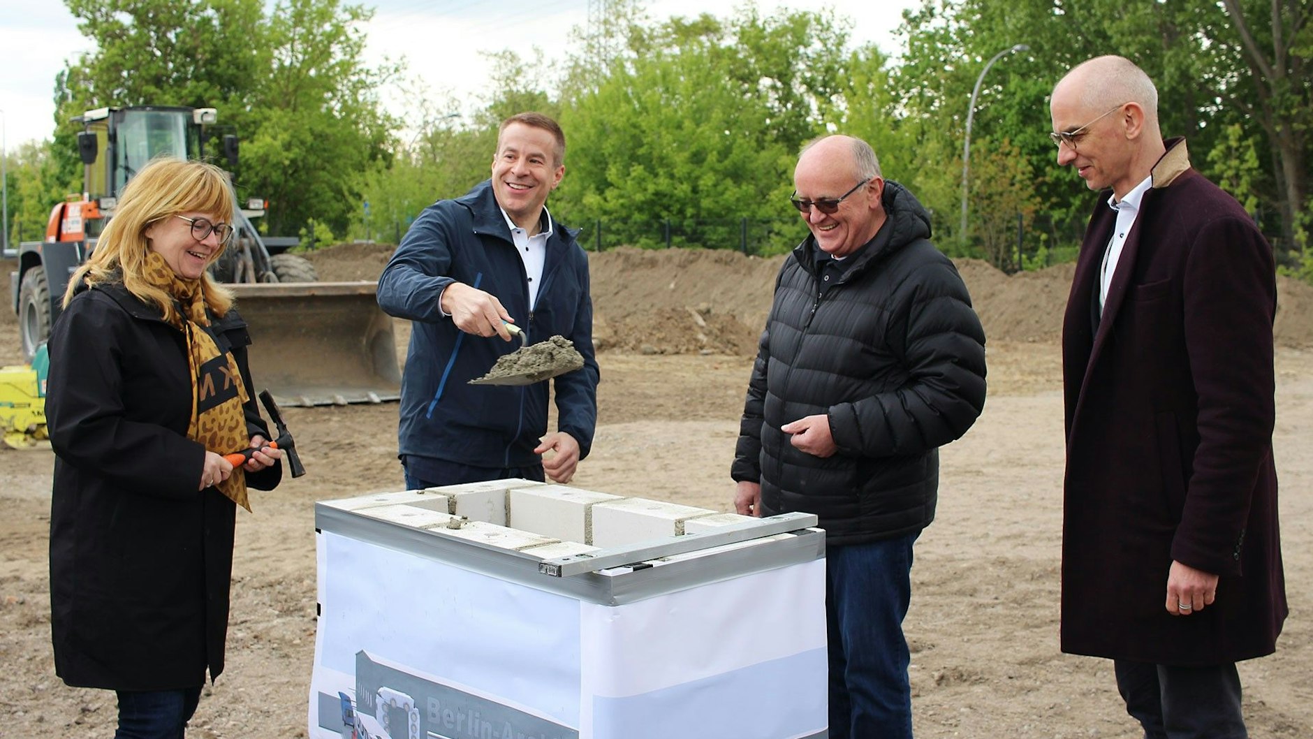 Grundsteinlegung für das neue Depot des DDR-Museums. Quirin Graf Adelmann schwingt die Maurerkelle.&nbsp;