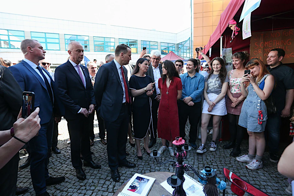 Bundesaußenministerin Annalena Baerbock (M.l.) und ihr polnischer Amtskollege Radoslaw Sikorski (daneben) begehen des Jahrestag des EU-Beitritts Polens gemeinsam in Slubice.  