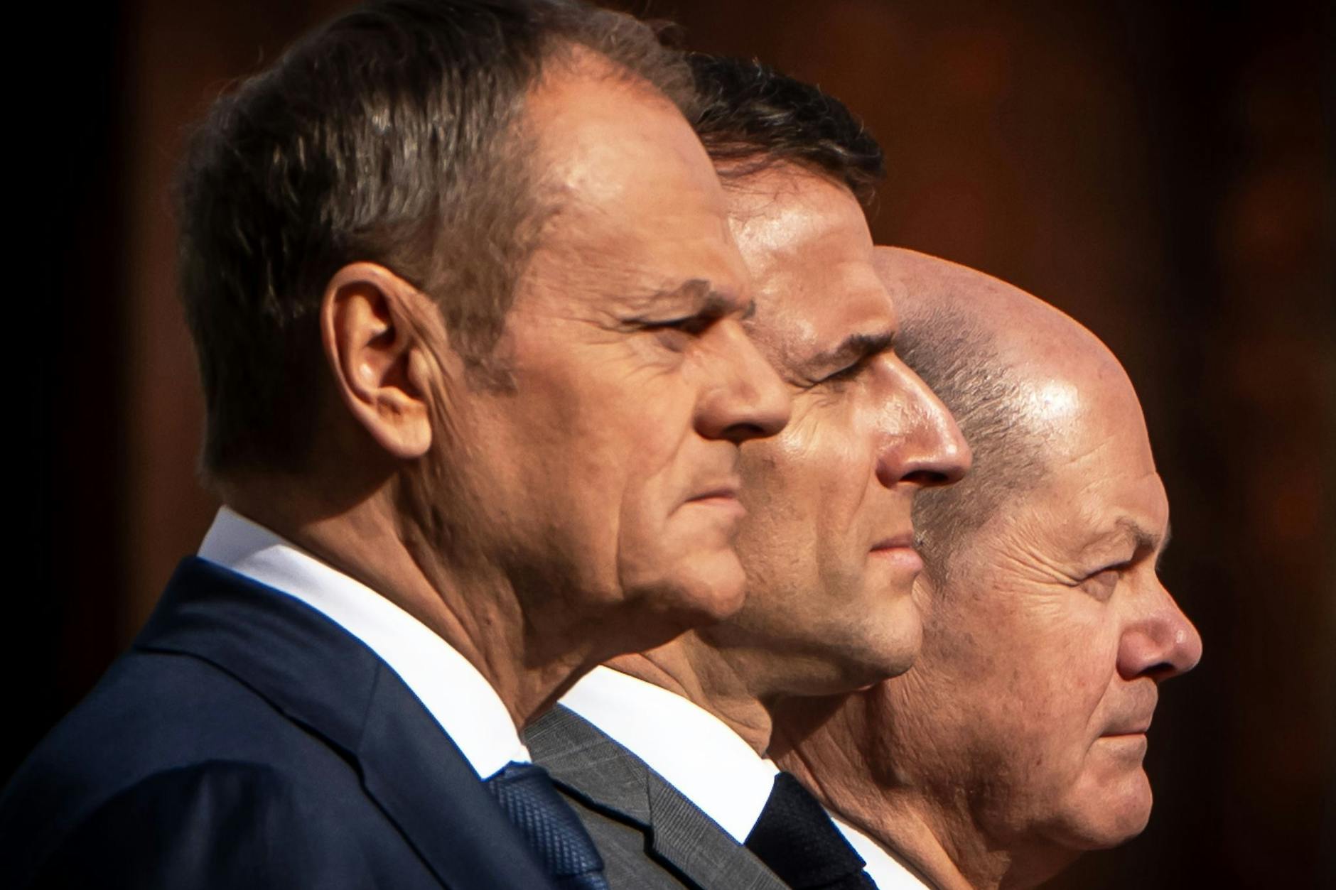 Bundeskanzler Olaf Scholz (SPD, r) empfängt Frankreichs Präsident Emmanuel Macron (M) und Polens Ministerpräsident Donald Tusk vor dem Kanzleramt zu einem gemeinsamen Treffen.