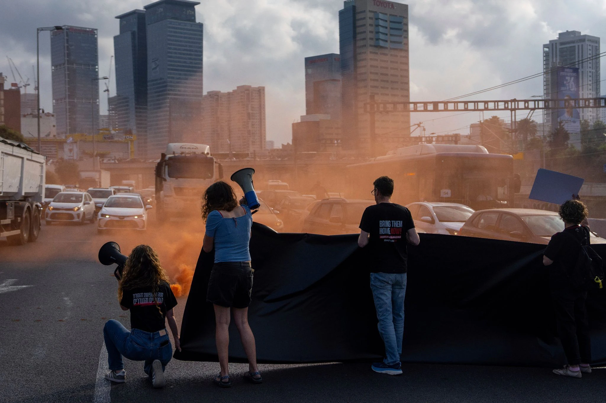 Aktivisten blockieren eine Autobahn in Tel Aviv und fordern die Freilassung der Geiseln aus dem Gazastreifen. Medienberichten zufolge steht die islamistische Hamas einem Verhandlungsangebot ablehnend gegenüber, will die Gespräche aber fortsetzen.  
