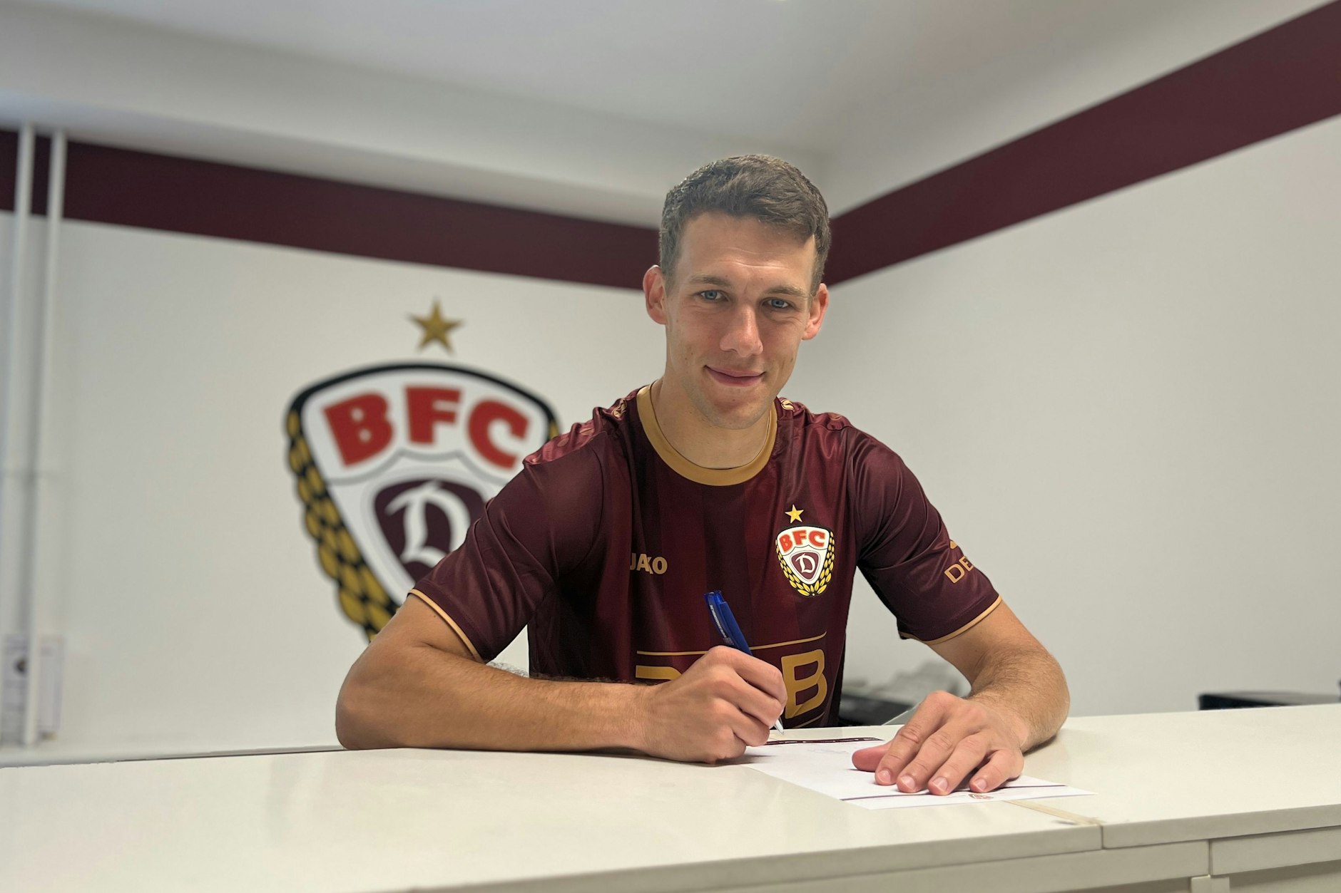 BFC-Kapitän Chris Reher unterschreibt seinen Vertrag für die neue Saison.