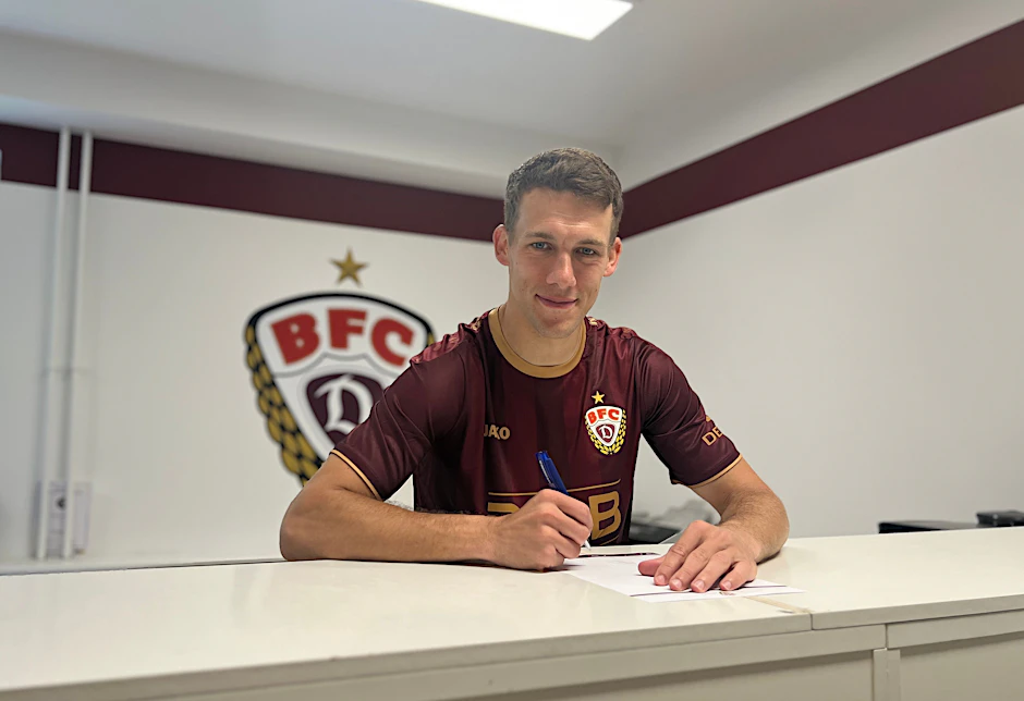 BFC-Kapitän Chris Reher unterschreibt seinen Vertrag für die neue Saison.