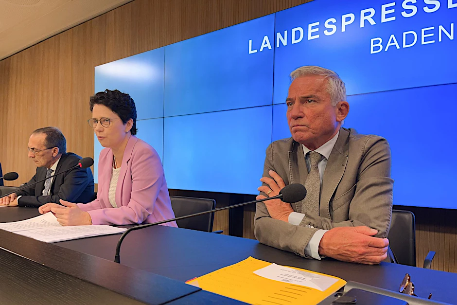 Der baden-württembergische Innenminister Thomas Strobl (r) und Landesjustizministerin Marion Gentges informieren über den Schlag gegen ein Netzwerk an Telefonbetrügern.  