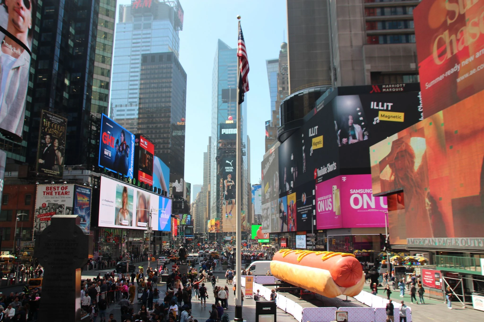 Guten Appetit: Mitten auf dem New Yorker Times Square steht jetzt ein Riesen-Hotdog. Das Kunstwerk des US-Duos Jen Catron und Paul Outlaw entwickelte sich schon kurz nach dem Aufstellen zum Magnet für Selfies Dutzender Menschen.  