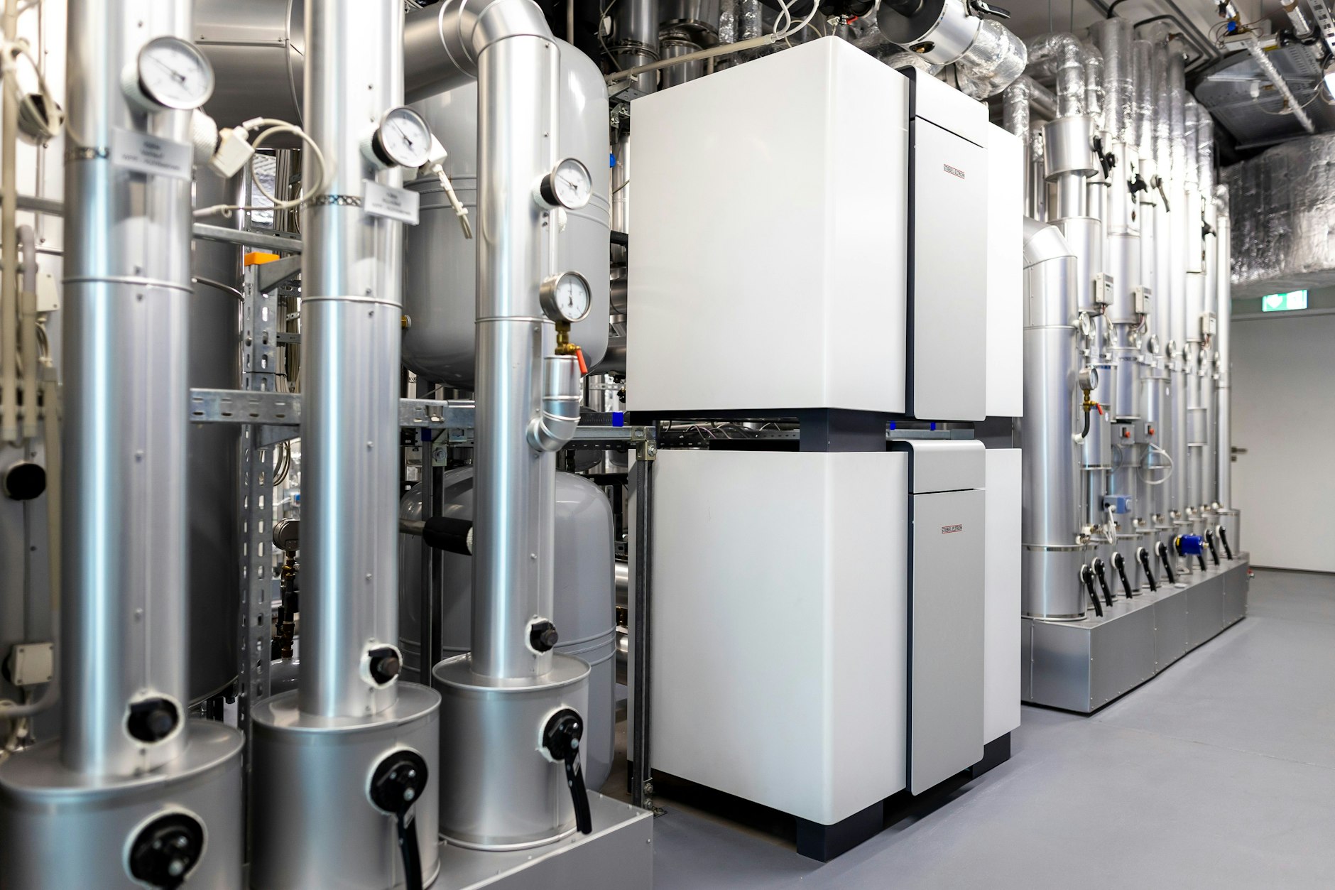 Eine Erdreich-Wärmepumpen-Kaskade steht auf dem Gelände des Unternehmens Stiebel Eltron. Wegen geringer Auftragslage musste das Unternehmen inzwischen Kurzarbeit einführen.