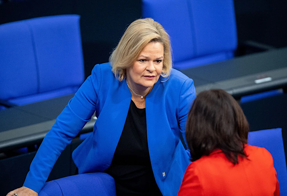 ARCHIV - Nancy Faeser (SPD, l), Bundesinnenministerin, und Katrin Göring-Eckardt (Bündnis 90/Die Grünen), Bundestagsvizepräsidentin.  