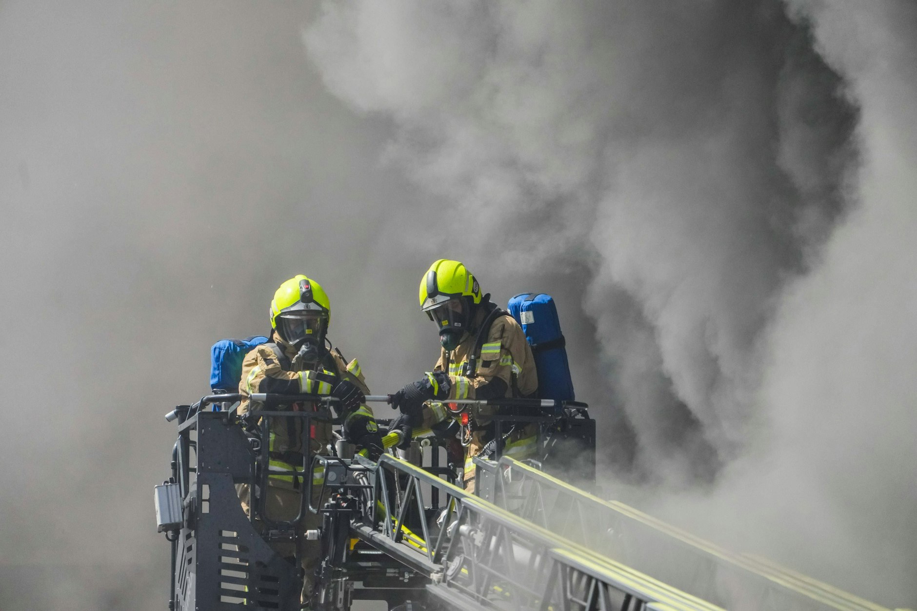 Das Feuer brach in einem Raum mit Chemikalien aus. Das Werk gehört zu einem Konzern, der auch in der Rüstungsindustrie tätig ist.  